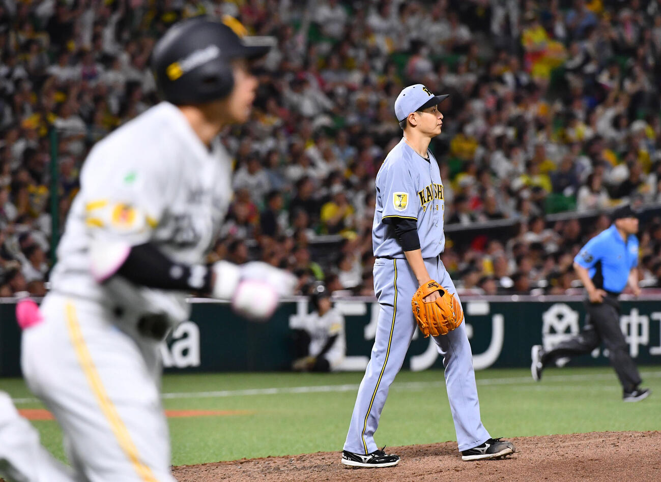 ソフトバンク対阪神　4回裏ソフトバンク1死、柳田悠岐（左）に右越え本塁打を打たれた大竹耕太郎（撮影・岩下翔太）