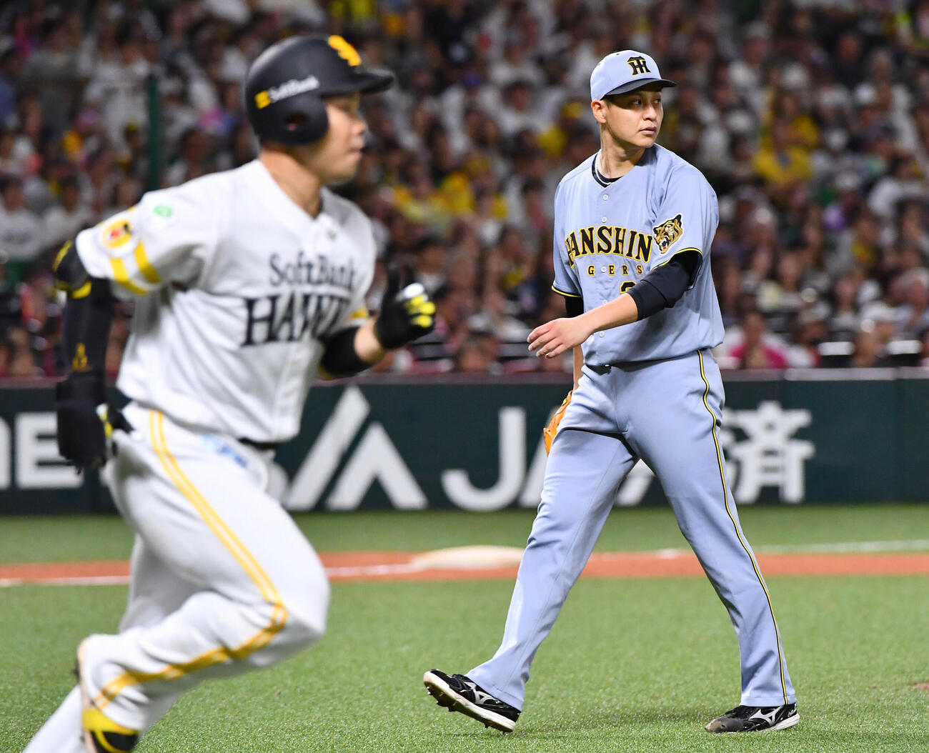 ソフトバンク対阪神　3回裏ソフトバンク2死、近藤健介（左）を二ゴロに抑える大竹耕太郎（撮影・岩下翔太）