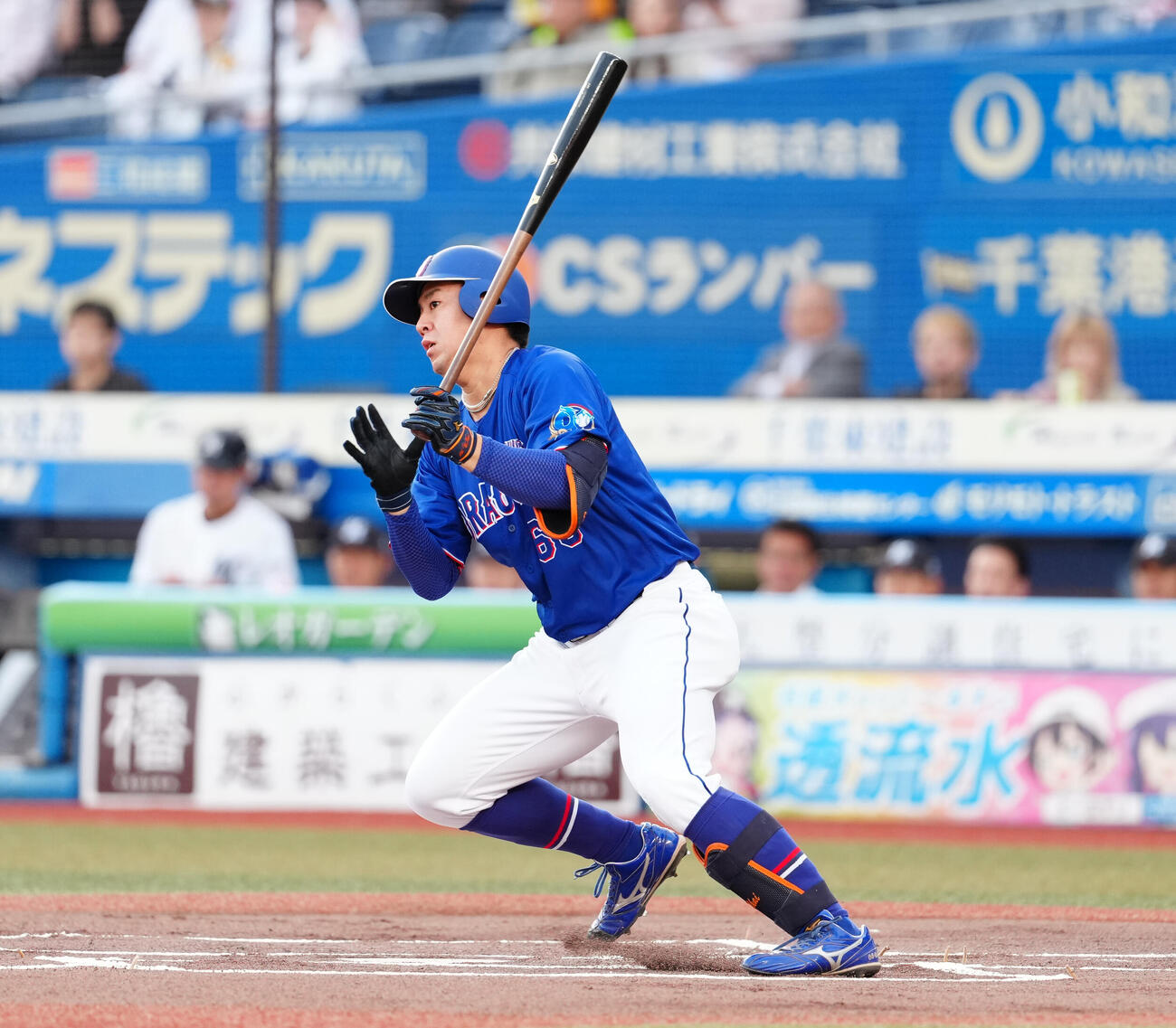 ロッテ対中日　1回表中日無死一塁、先制の適時二塁打を放つ鵜飼航丞（撮影・鈴木みどり）