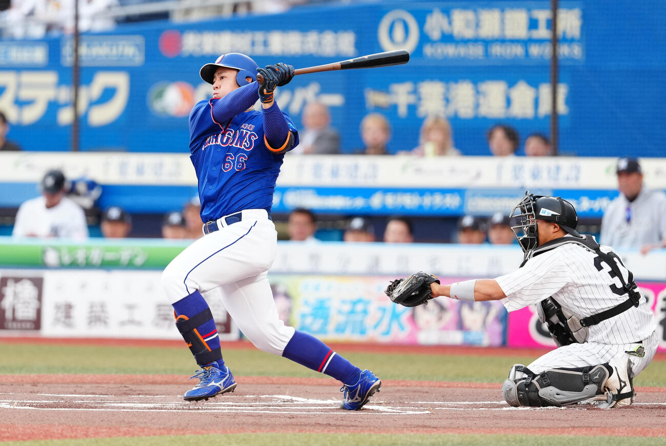 ロッテ対中日　1回表中日無死一塁、先制の適時二塁打を放つ鵜飼航丞（撮影・鈴木みどり）