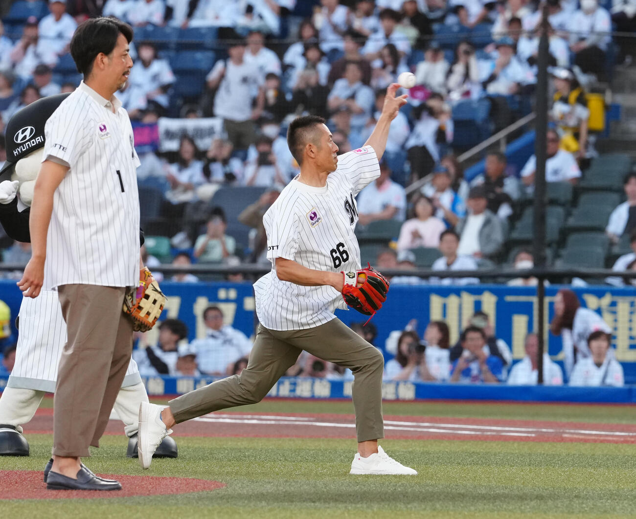 ロッテ対中日　セレモニアルピッチで投球するロッテOBの岡田幸文氏（右）（撮影・鈴木みどり）