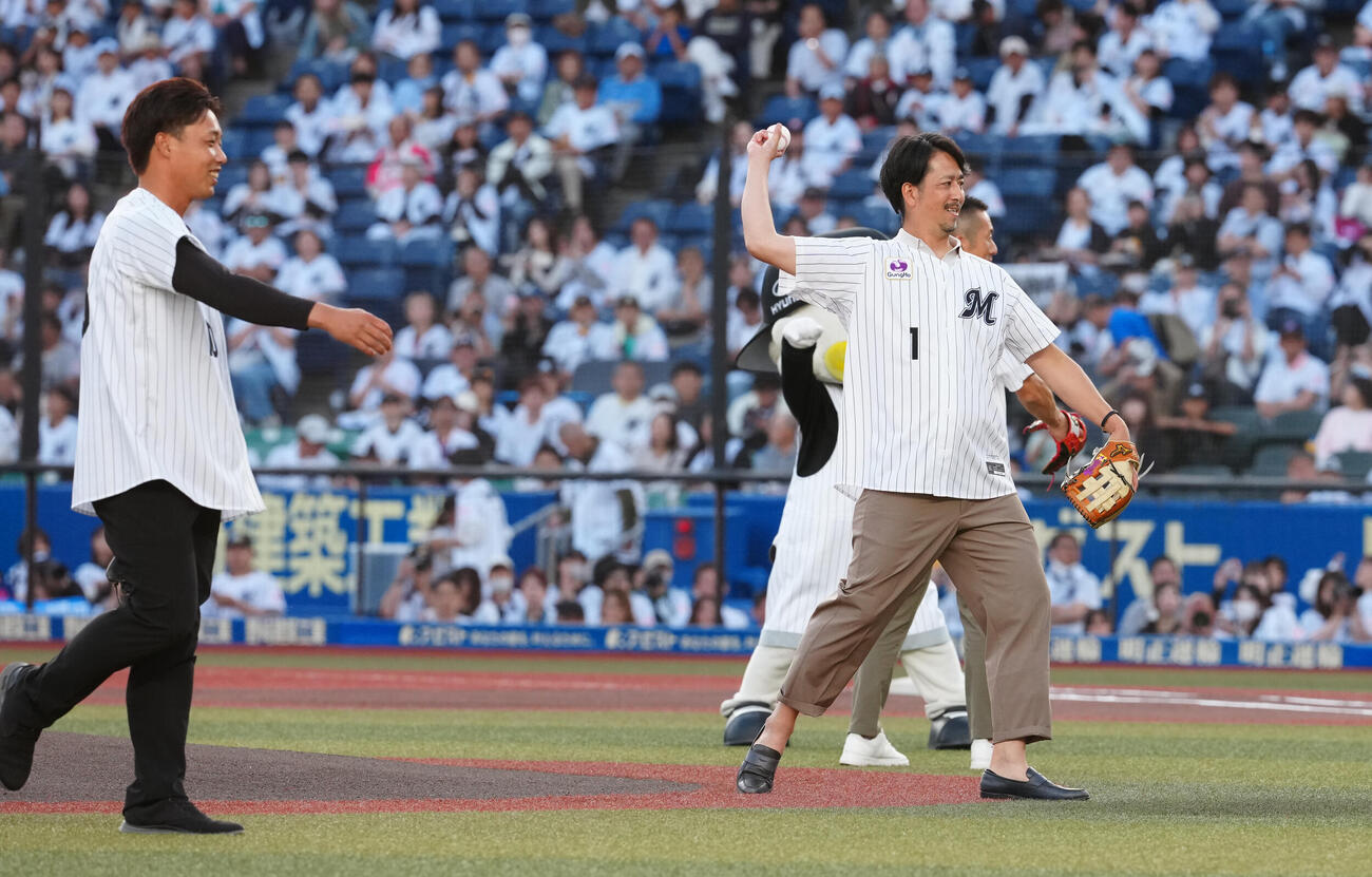 ロッテ対中日　セレモニアルピッチで投球するロッテOBの大嶺祐太氏（右）（撮影・鈴木みどり）