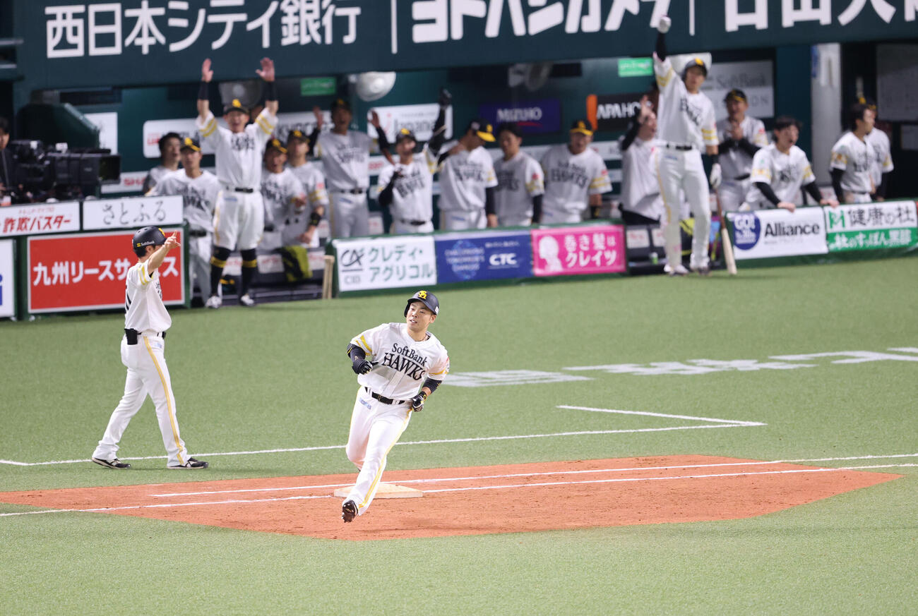 ソフトバンク対阪神　5回裏ソフトバンク1死、近藤健介は右中間に勝ち越し本塁打を放つ（撮影・梅根麻紀）