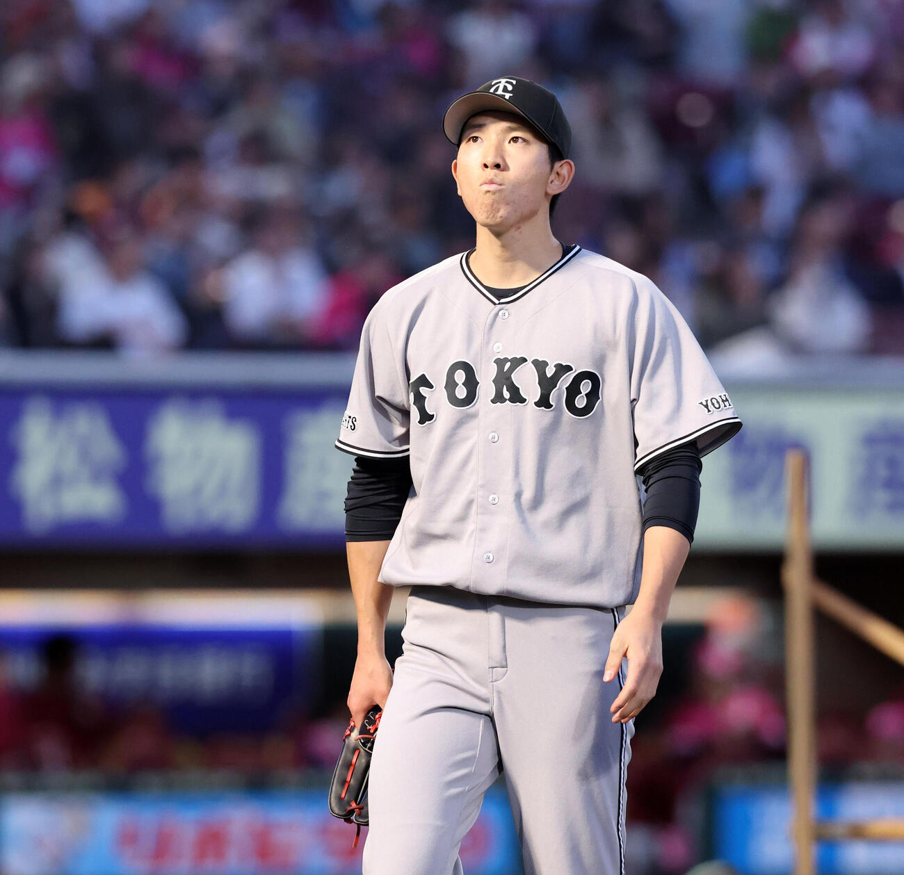 楽天対巨人　3回裏楽天の攻撃を抑え、表情を引き締めてベンチに戻る戸郷翔征（撮影・浅見桂子）