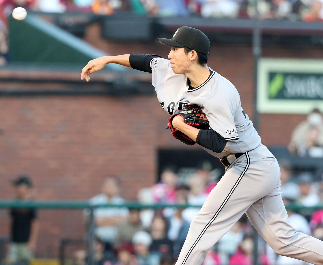 楽天対巨人　力投する巨人先発の戸郷翔征（撮影・浅見桂子）