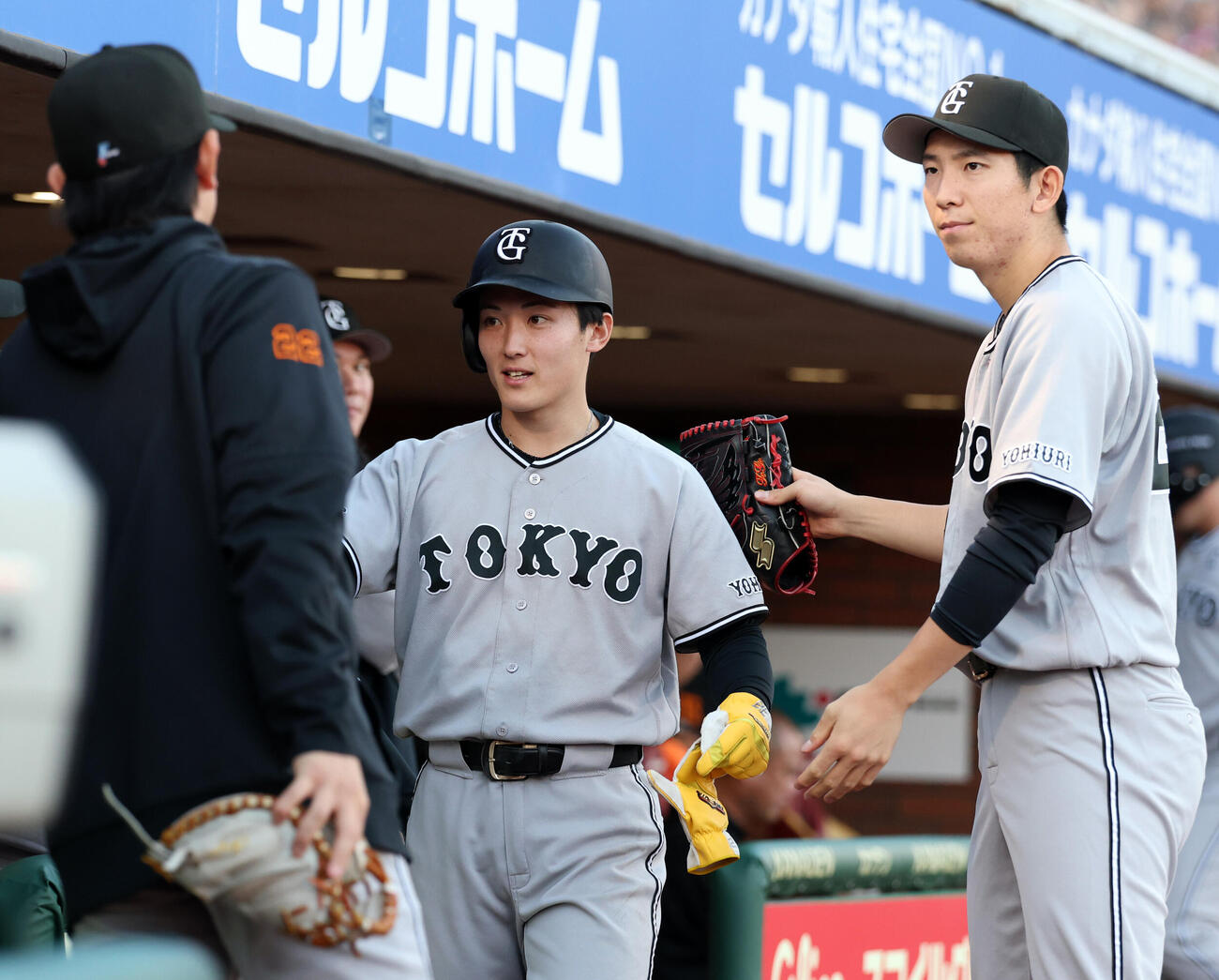 楽天対巨人　1回表巨人1死三塁、岸田行倫の二塁ゴロで先制の生還をした浦田俊輔（中央）は戸郷翔征らとハイタッチ（撮影・浅見桂子）