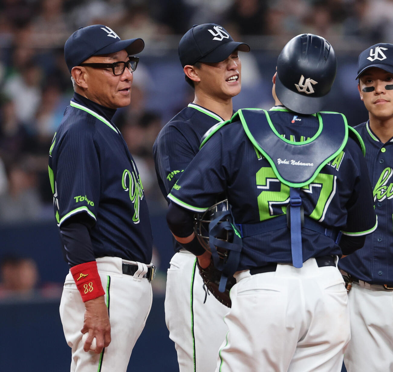 オリックス対ヤクルト　5回裏オリックス2死二、三塁、2点目を失った高橋奎二の元に行き交代を命じるヤクルト池山隆寛監督（撮影・西尾就之）
