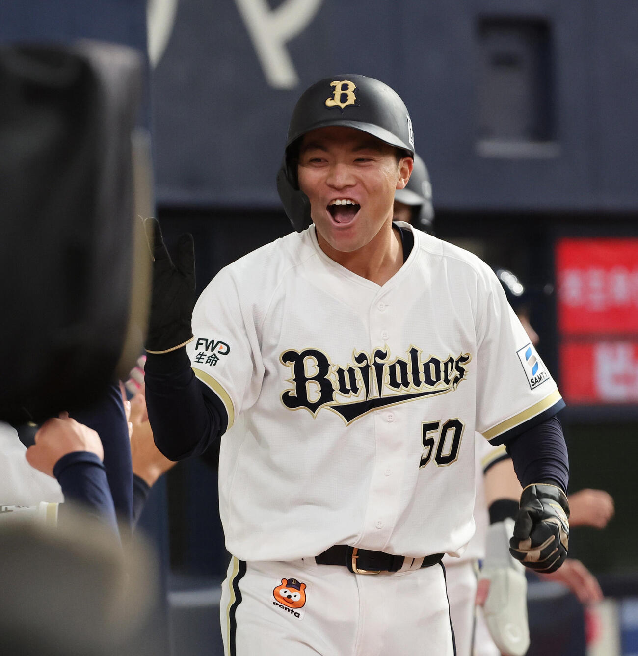 オリックス対ヤクルト　5回裏オリックス2死満塁、宗の適時二塁打で生還した山中稜真はベンチ前で祝福を受け笑顔（撮影・西尾就之）