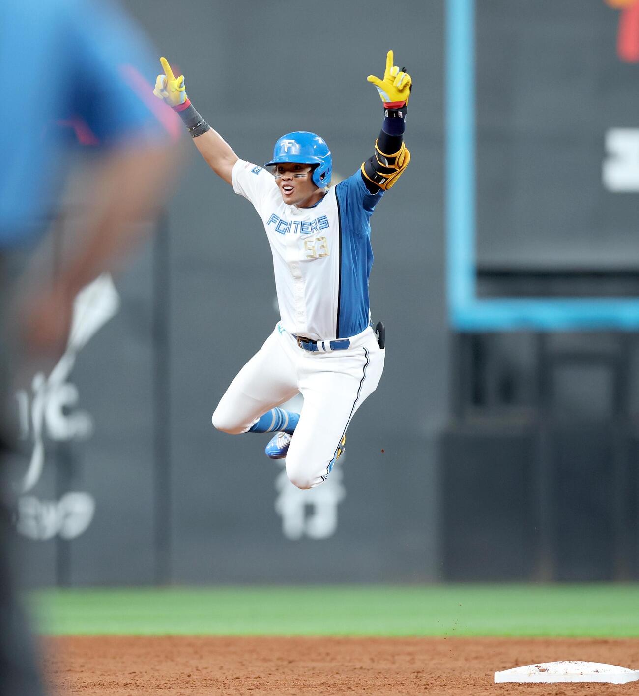 日本ハム対DeNA 7回裏日本ハム1死二、三塁、2点適時打を放ち飛び上がって喜ぶ水谷瞬（撮影・黒川智章）