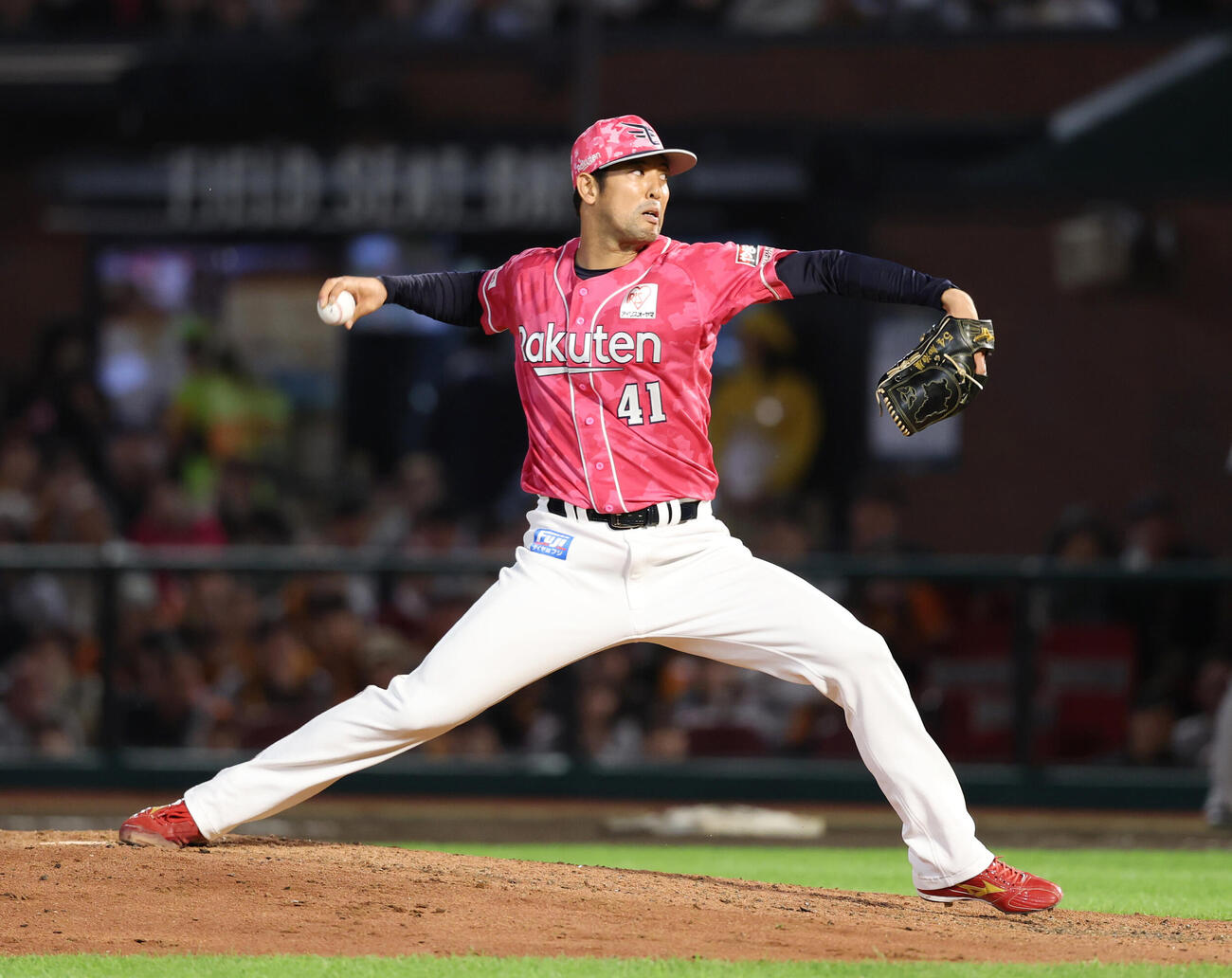 楽天対巨人　楽天5番手で登板し力投する加治屋蓮（撮影・増田悦実）