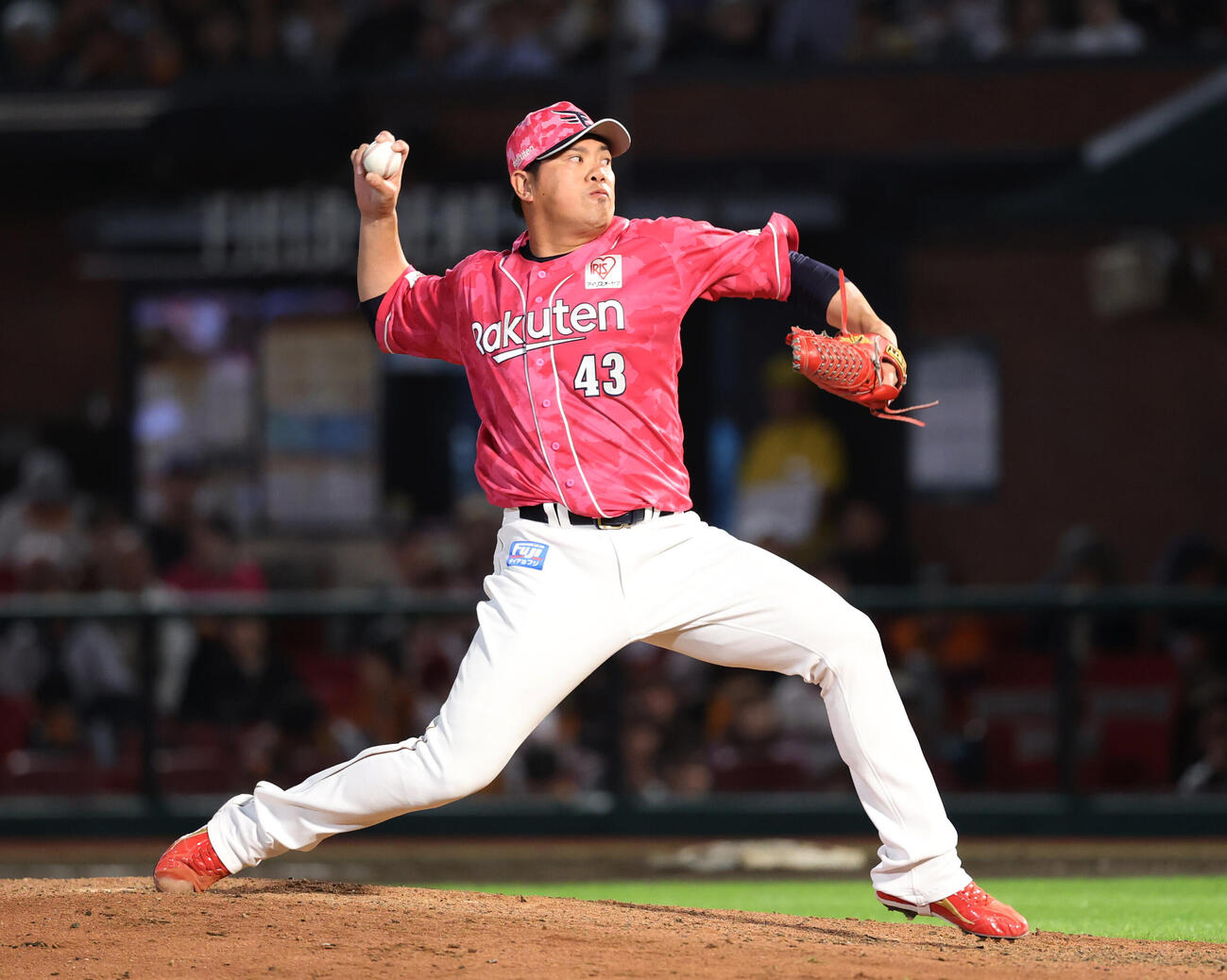 楽天対巨人　楽天7番手で登板し力投する宋家豪（撮影・増田悦実）
