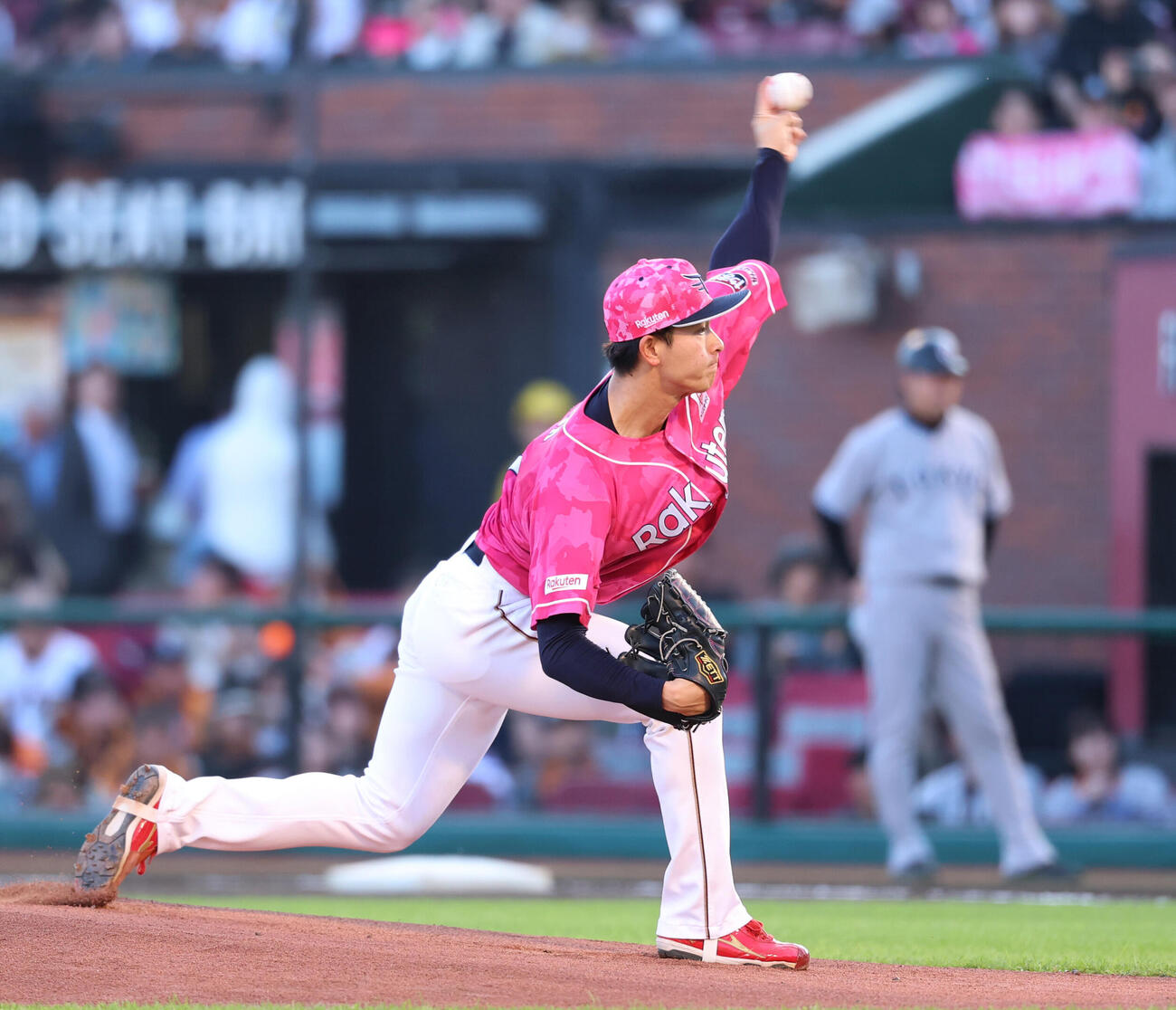 楽天対巨人　先発し力投する楽天古謝樹（撮影・増田悦実）