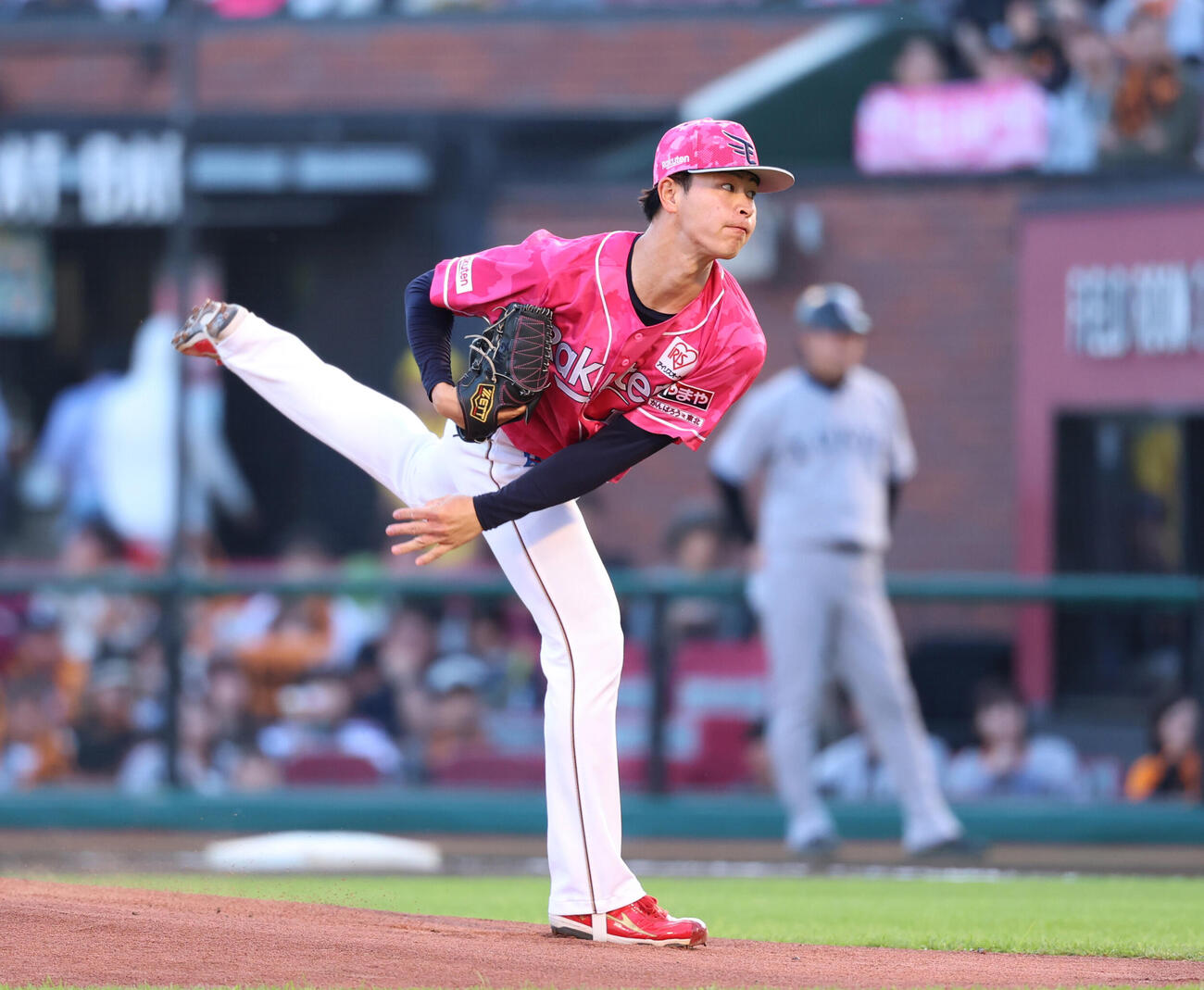 楽天対巨人　力投する楽天先発の古謝樹（撮影・増田悦実）