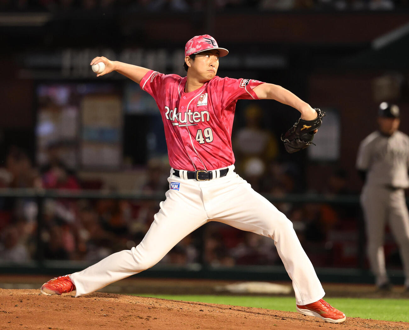 楽天対巨人　楽天4番手で登板し力投する西垣雅矢（撮影・増田悦実）