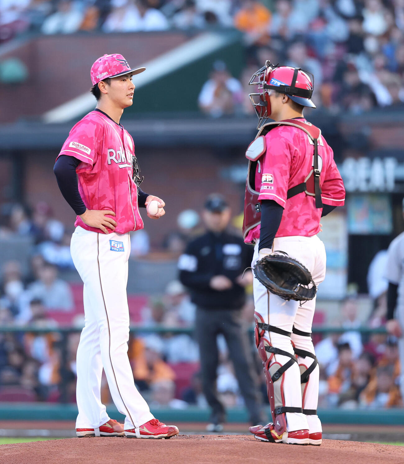 楽天対巨人　1回表巨人無死一塁、マウンドで話をする太田光（右）と古謝樹（撮影・増田悦実）