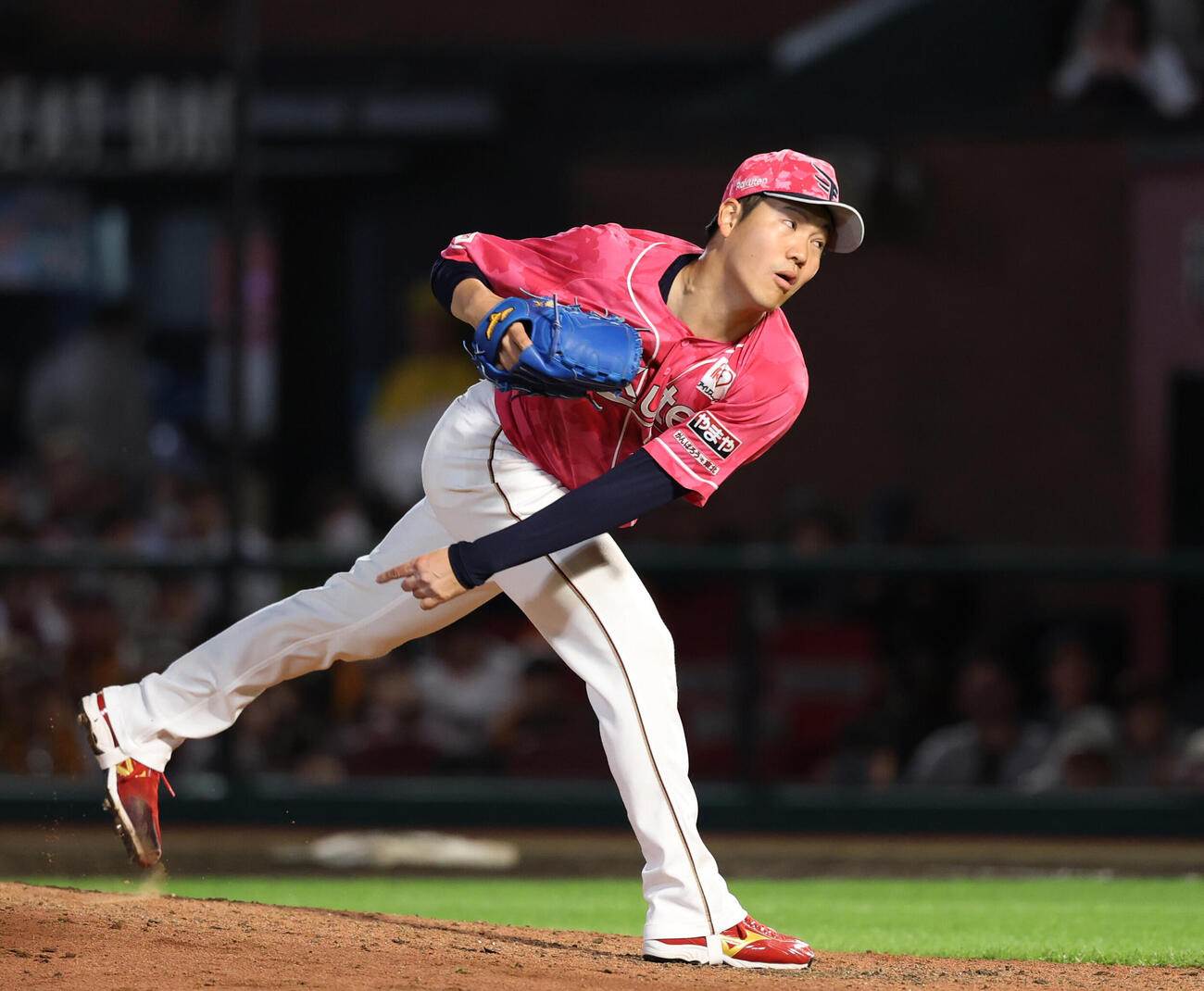 楽天対巨人　楽天6番手で登板し力投する鈴木翔天（撮影・増田悦実）