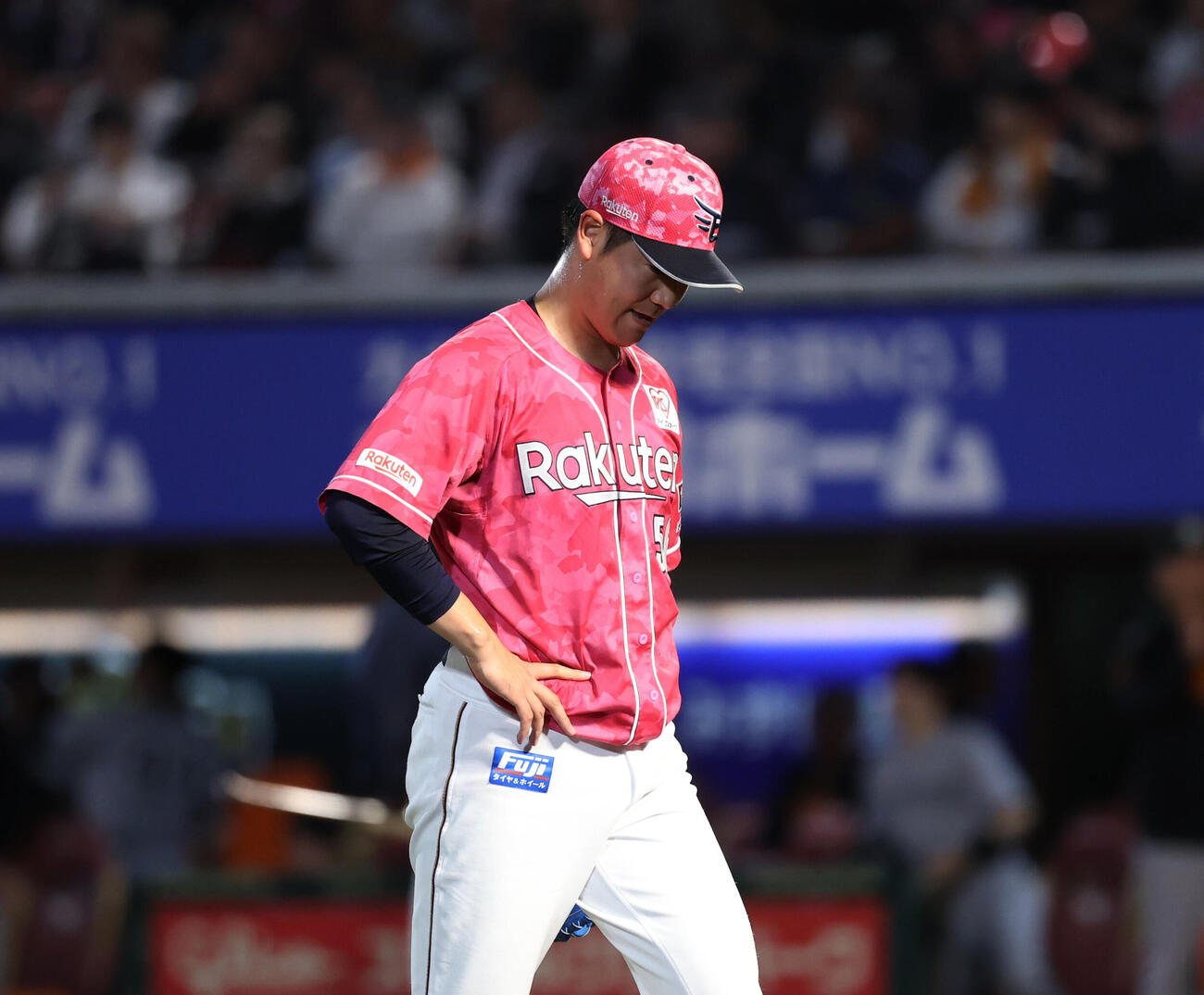 楽天対巨人　7回表を終えがっくりとベンチに戻る鈴木翔天（撮影・増田悦実）