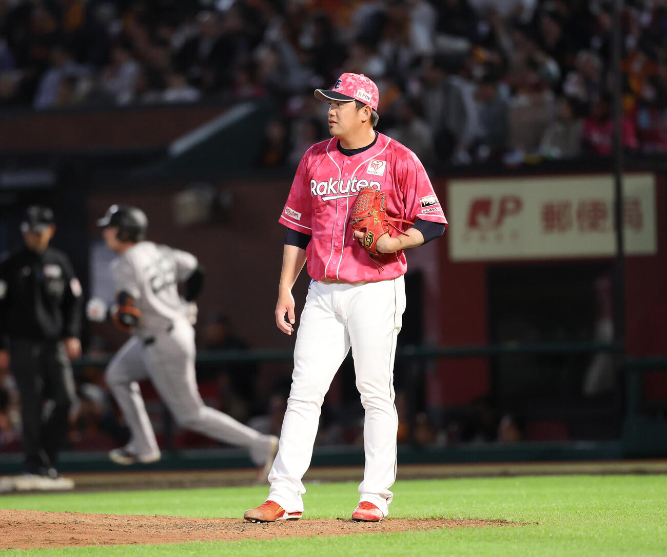 楽天対巨人　8回表巨人無死、ボビー・ダルベックに本塁打を浴びる宋家豪（撮影・増田悦実）