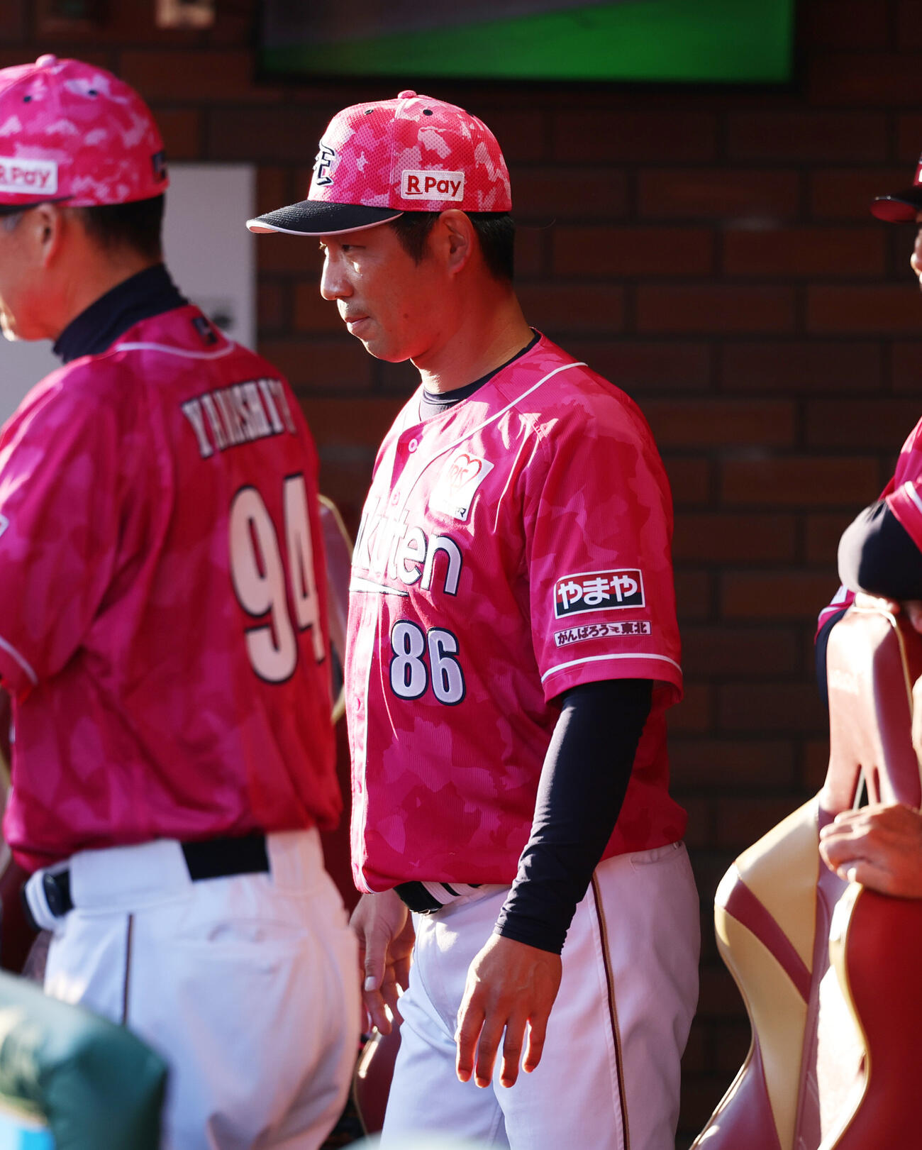 楽天対巨人　円陣を聞く塩川達也監督代行（撮影・増田悦実）