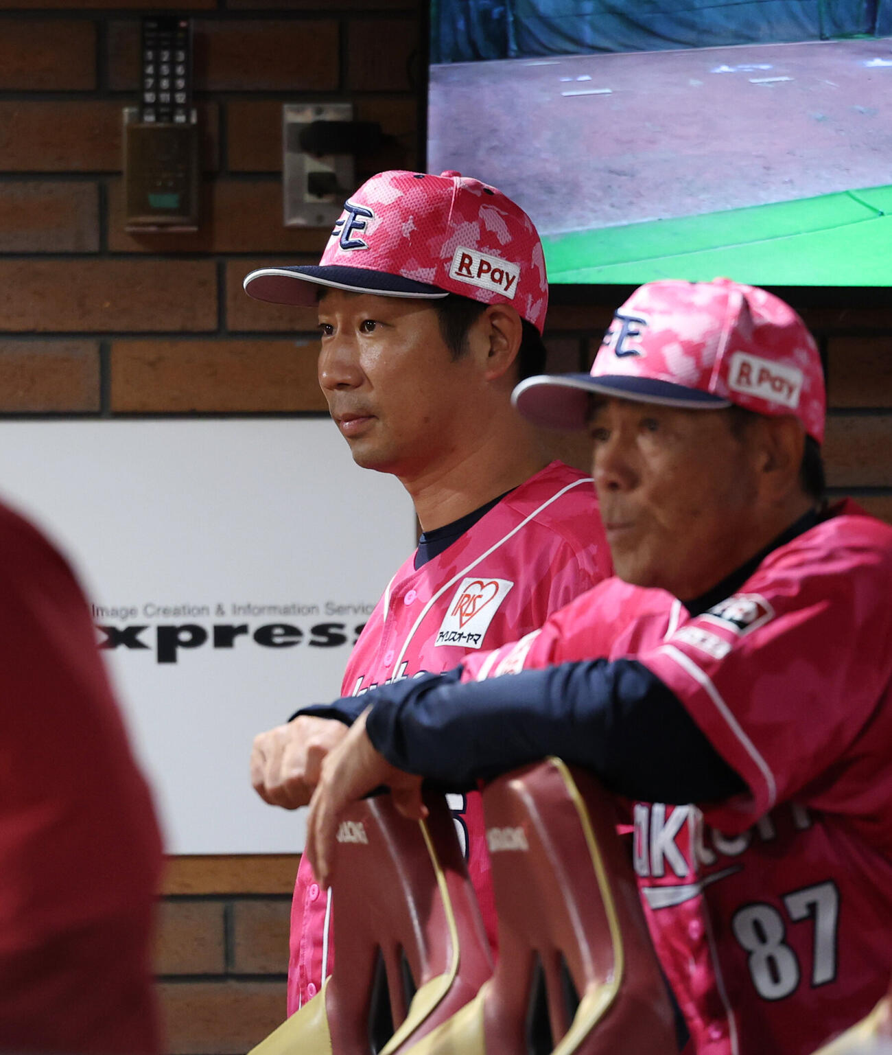 楽天対巨人　4回裏楽天2死、戦況を見守る塩川達也監督代行（撮影・増田悦実）