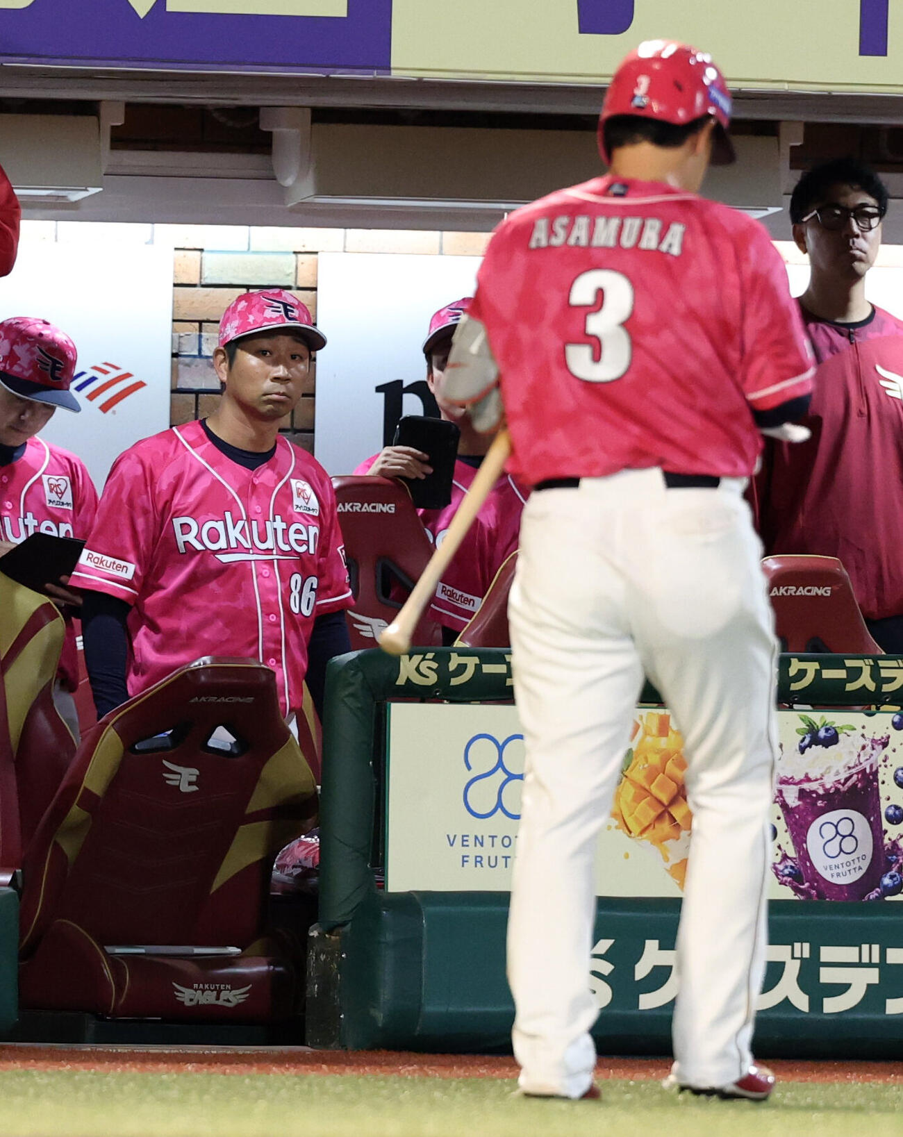 楽天対巨人　6回裏楽天1死一塁、浅村栄斗（手前）が三振に倒れ、厳しい表情の塩川達也監督代行（撮影・浅見桂子）