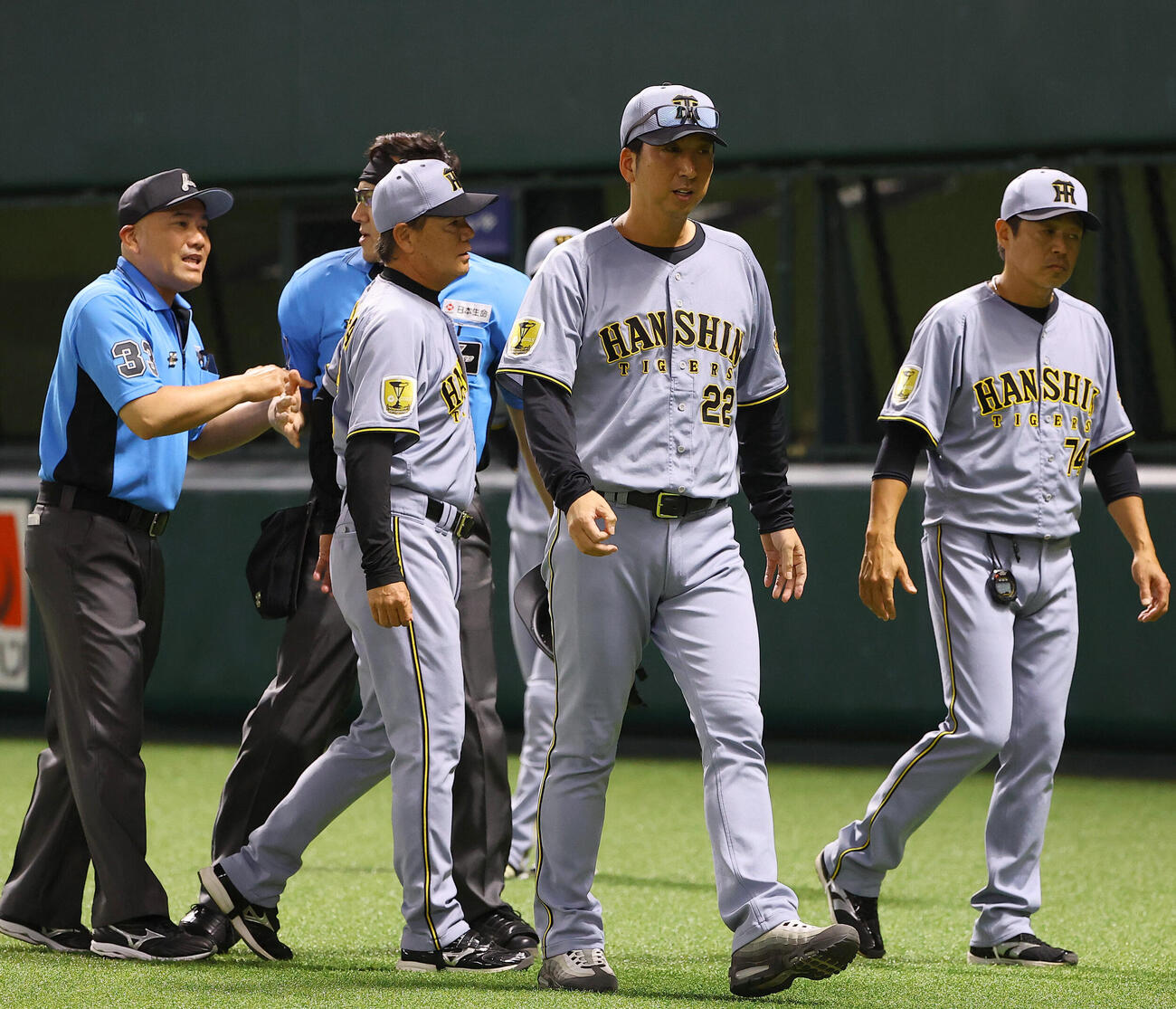 ソフトバンク対阪神　7回表阪神2死、藤川球児監督（右から2人目）はリクエスト判定の抗議を行い退場となる（撮影・上田博志）