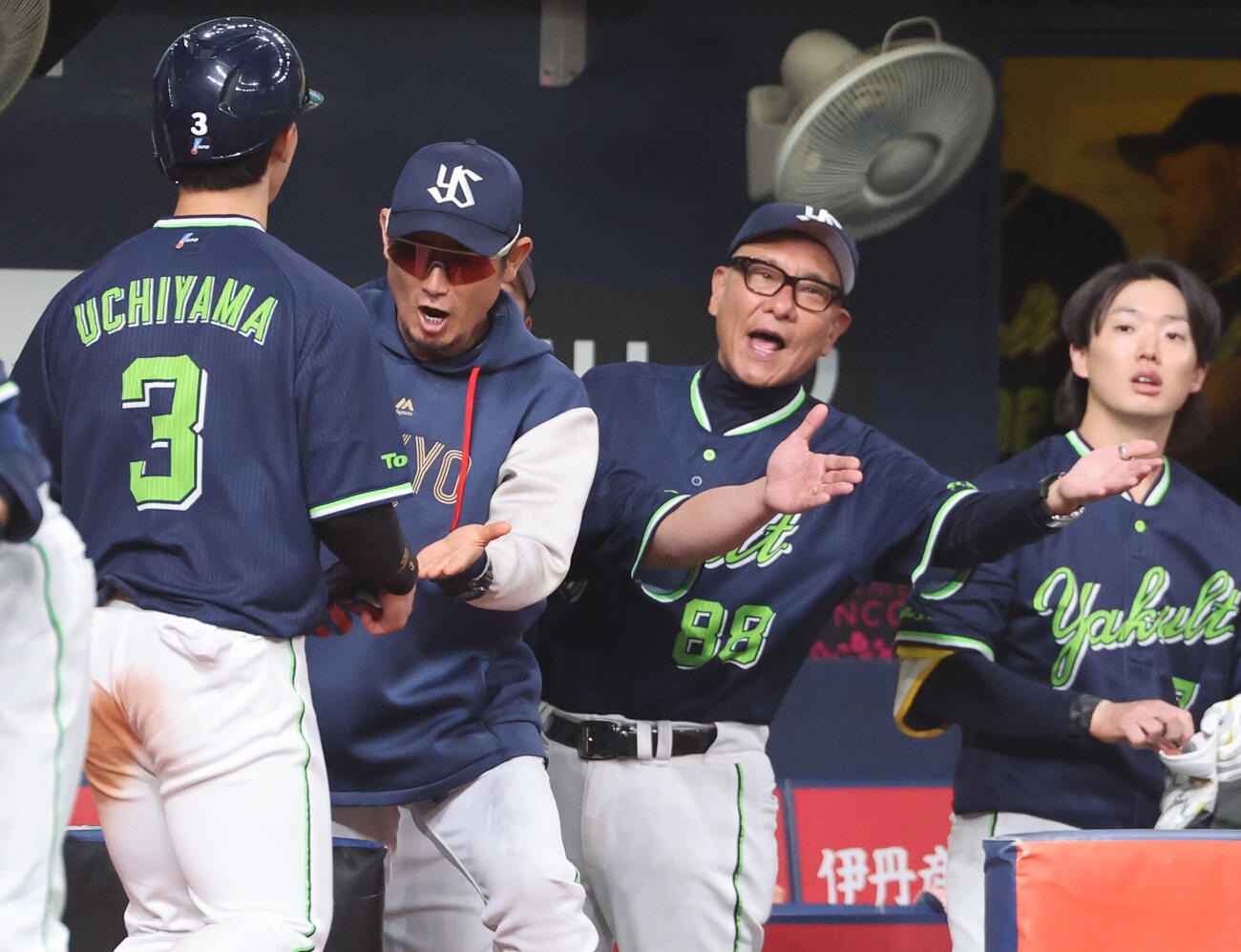 オリックス対ヤクルト　6回表ヤクルト無死一塁、池山隆寛監督はモンテルの適時二塁打で生還した内山壮真を迎える（撮影・西尾就之）