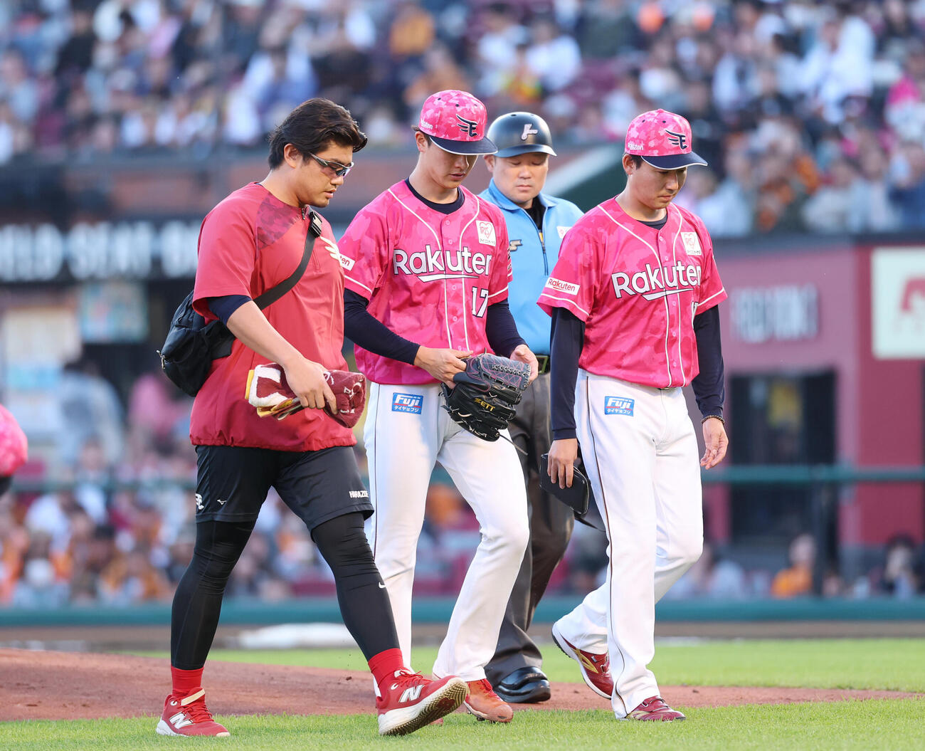 楽天対巨人　1回表巨人1死三塁、治療のためベンチに戻る古謝樹（中央）（撮影・増田悦実）