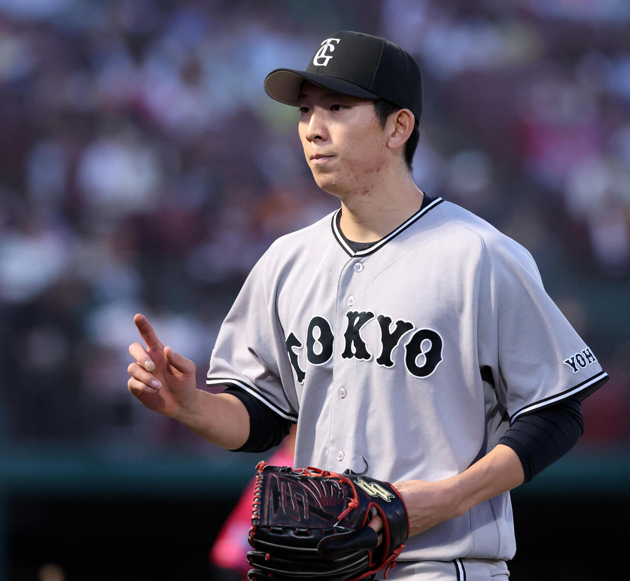 楽天対巨人　3回裏楽天の攻撃を抑え、1のポーズで引き揚げる戸郷翔征（撮影・浅見桂子）