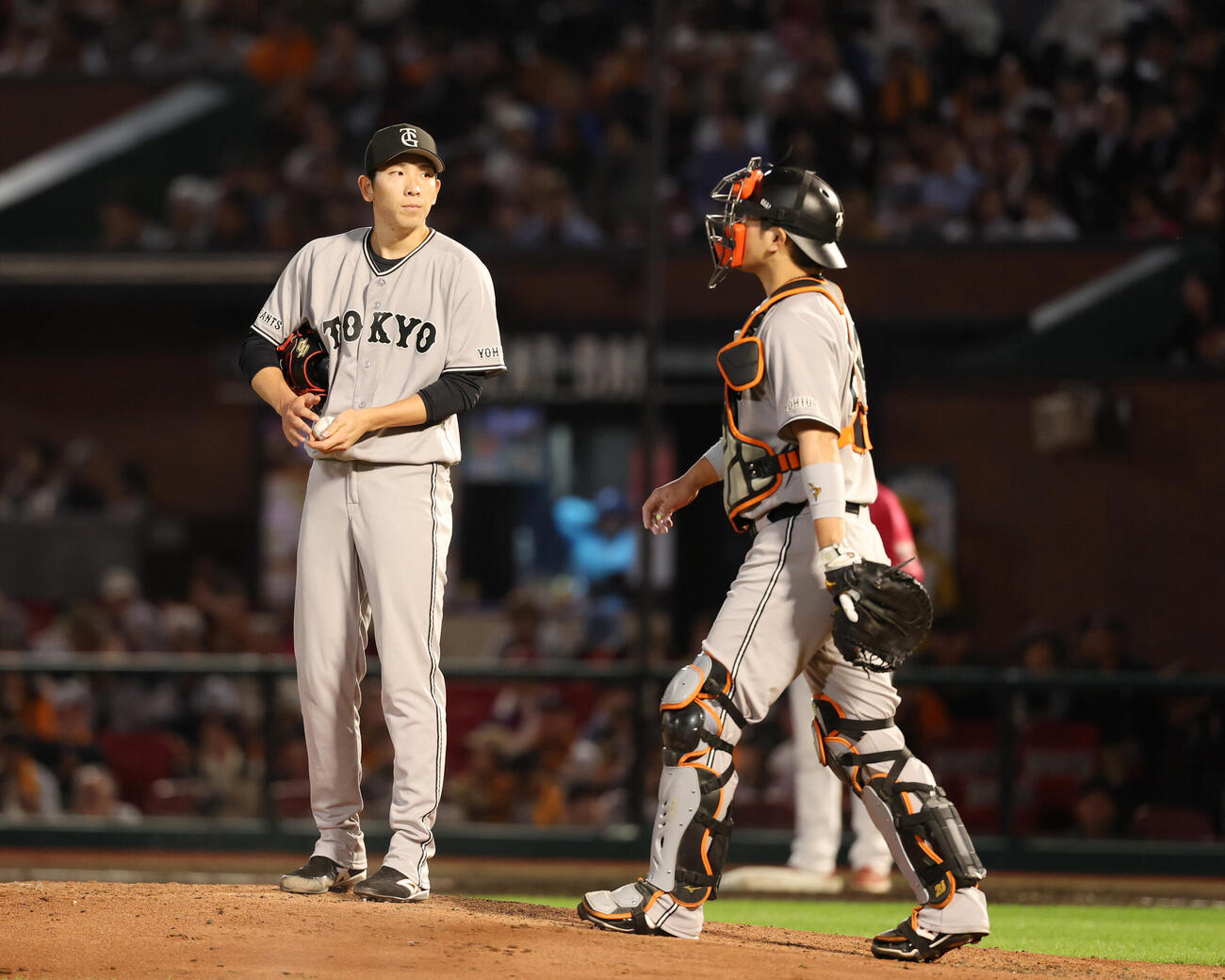 楽天対巨人　4回裏楽天2死一、二塁、走者を抱え話をする大城卓三（右）と戸郷翔征（撮影・増田悦実）