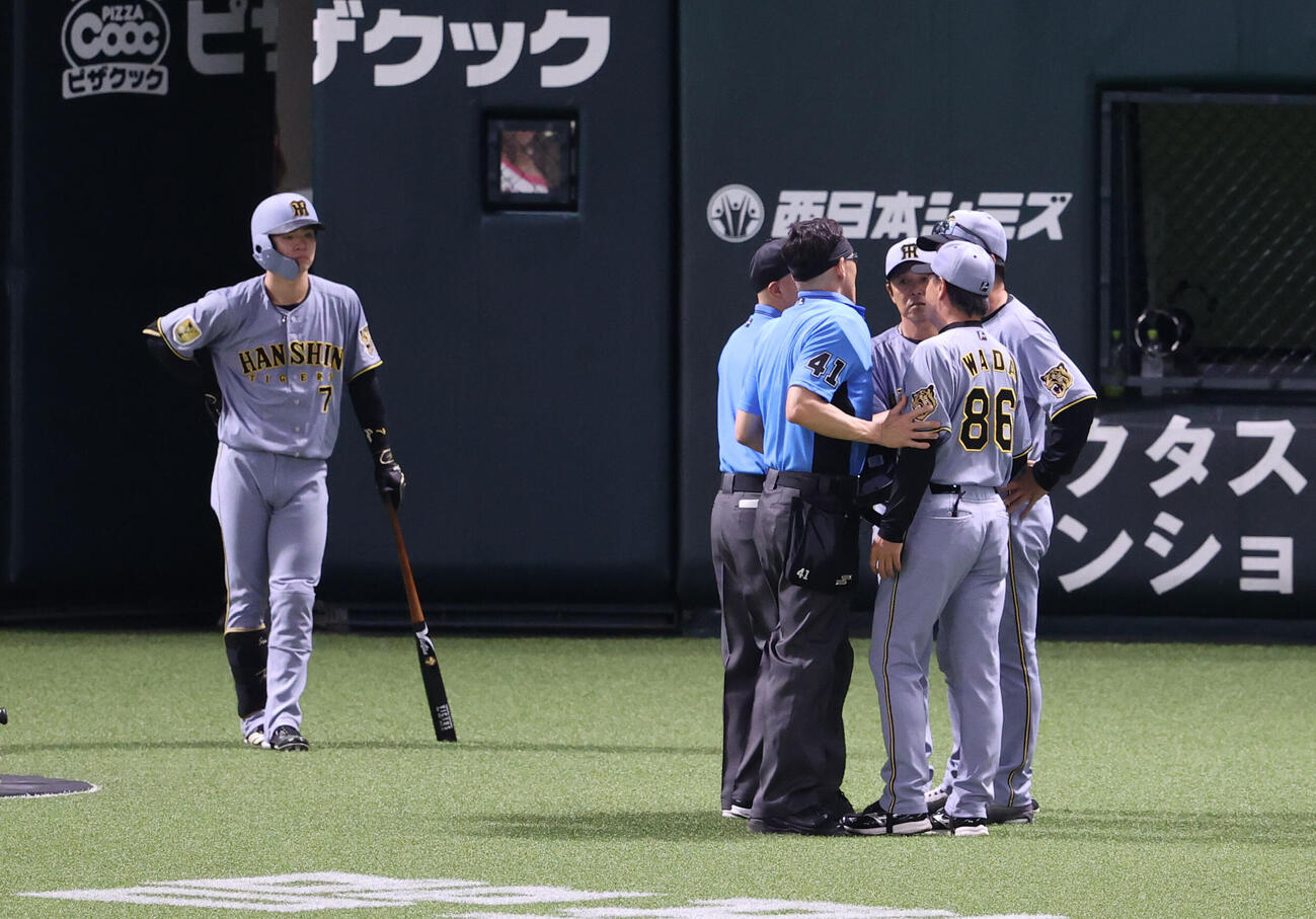 ソフトバンク対阪神　7回表阪神1死一塁、打者立石正広のとき一塁走者の熊谷敬宥は二盗を試みるがアウトの判定、リプレイ検証後もアウトとなったが納得できない藤川球児監督は審判に異議を表し退場となる（撮影・梅根麻紀）