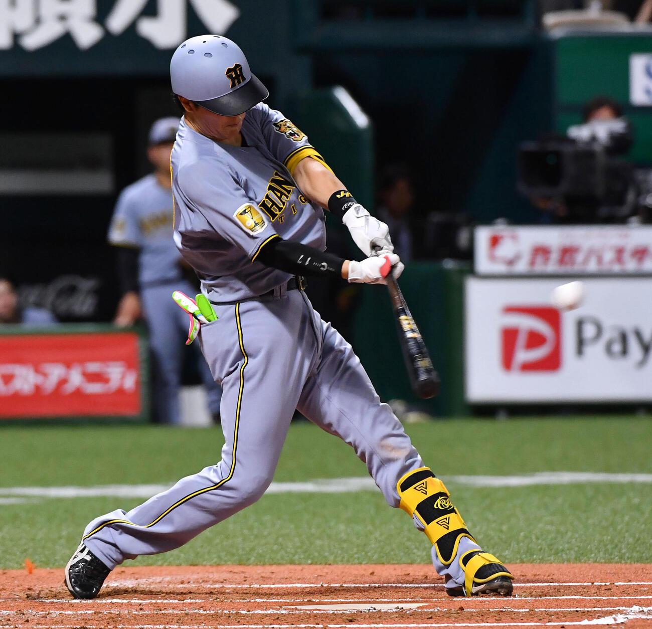 ソフトバンク対阪神　2回表阪神2死一、三塁、伏見寅威は先制の2点適時二塁打を放つ（撮影・岩下翔太）