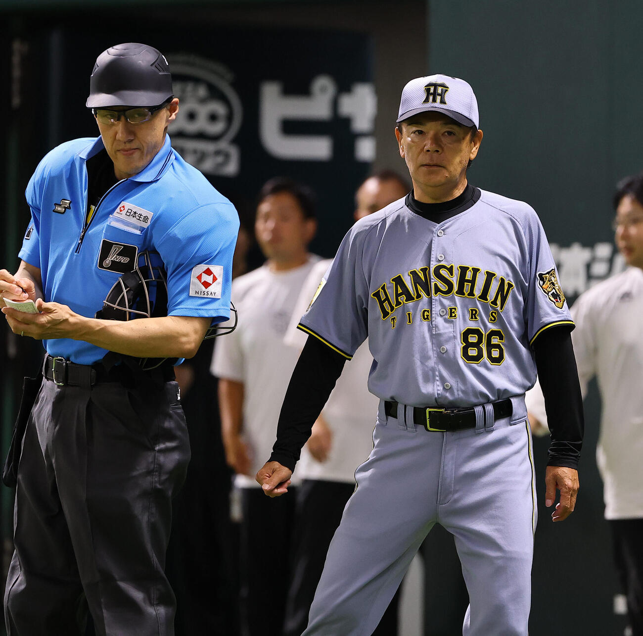 ソフトバンク対阪神　選手交代を告げる和田豊監督代行（撮影・上田博志）