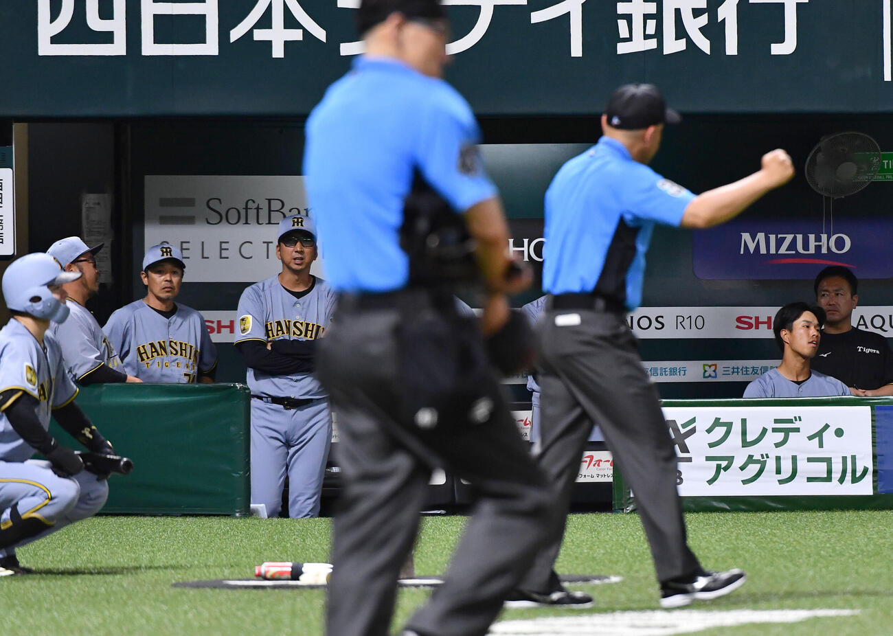 ソフトバンク対阪神　7回表阪神1死一塁、熊谷敬宥の盗塁失敗にリクエストするも判定は覆らず、ベンチを出る藤川球児監督（左から3人目）（撮影・岩下翔太）