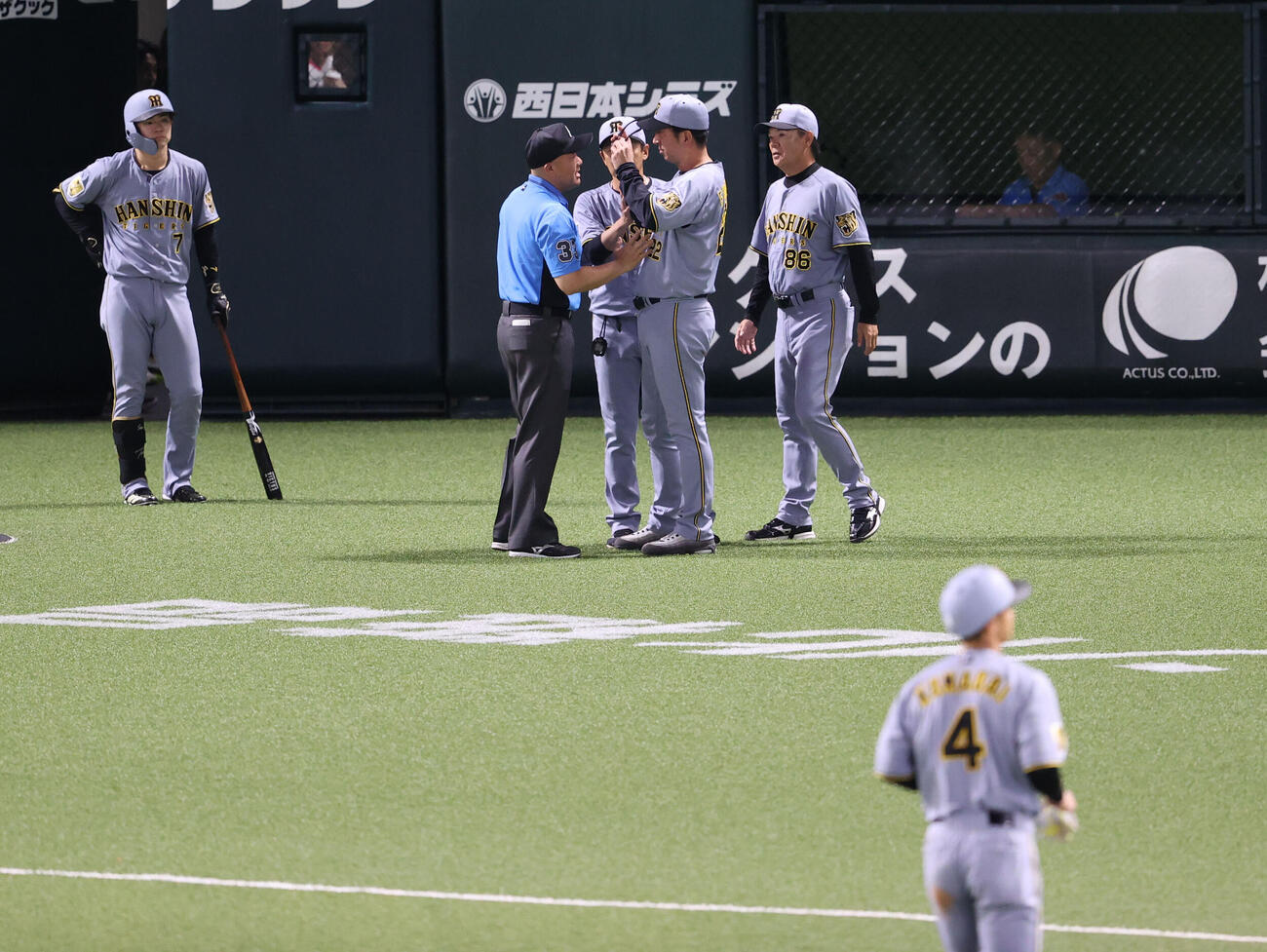 ソフトバンク対阪神　7回表阪神1死一塁、打者立石正広のとき一塁走者の熊谷敬宥は二盗を試みるがアウトの判定、リプレイ検証後もアウトとなったが納得できない藤川球児監督は審判に異議を表し退場となる（撮影・梅根麻紀）