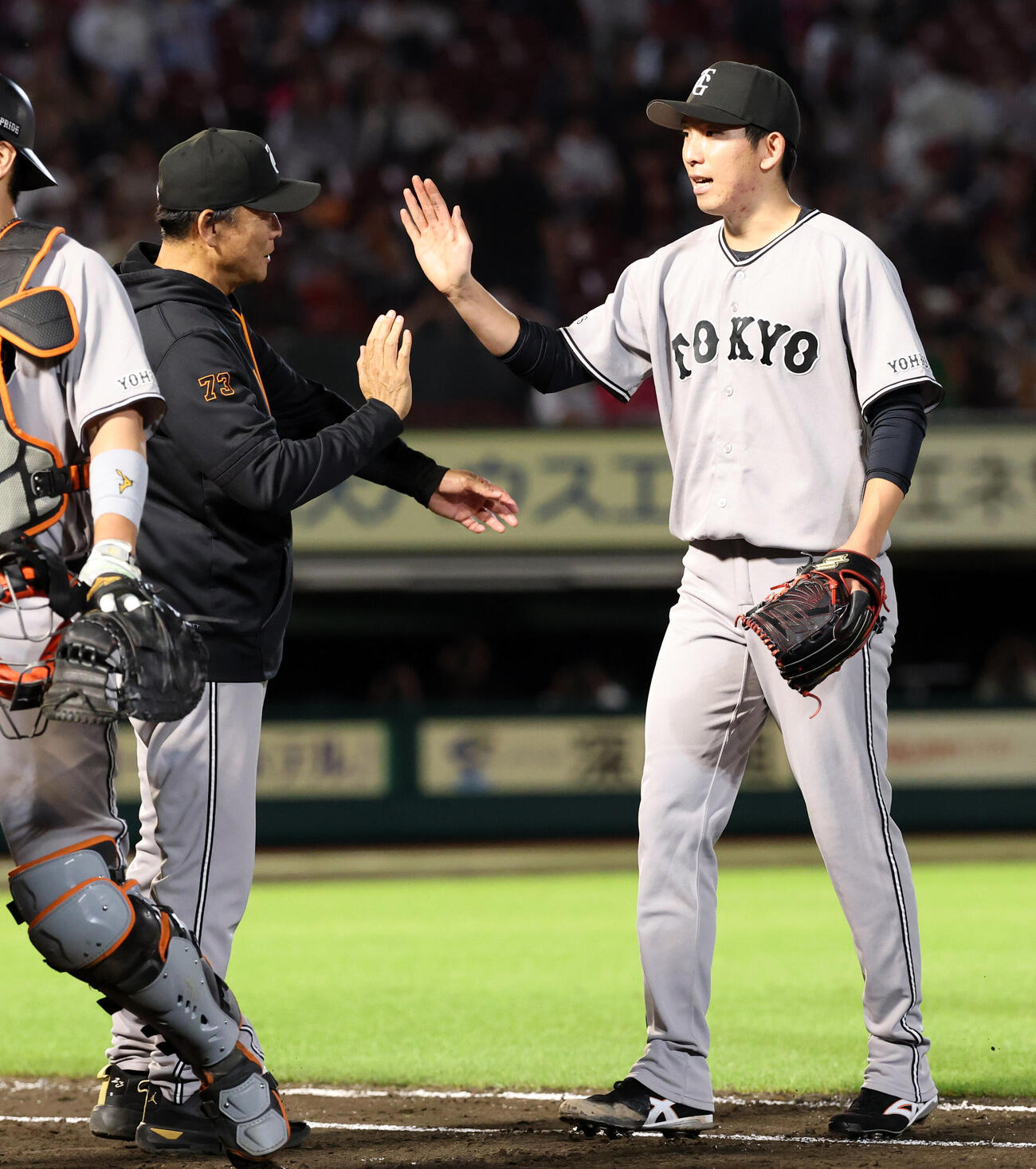 楽天対巨人　完封勝利で3勝目の巨人戸郷翔征（右）は橋上秀樹監督代行らとハイタッチ（撮影・浅見桂子）