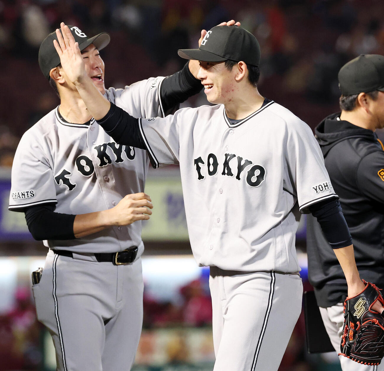 楽天対巨人　完封勝利で3勝目の巨人戸郷翔征（右）は内海哲也投手コーチから頭をなでられ笑顔でハイタッチ（撮影・浅見桂子）