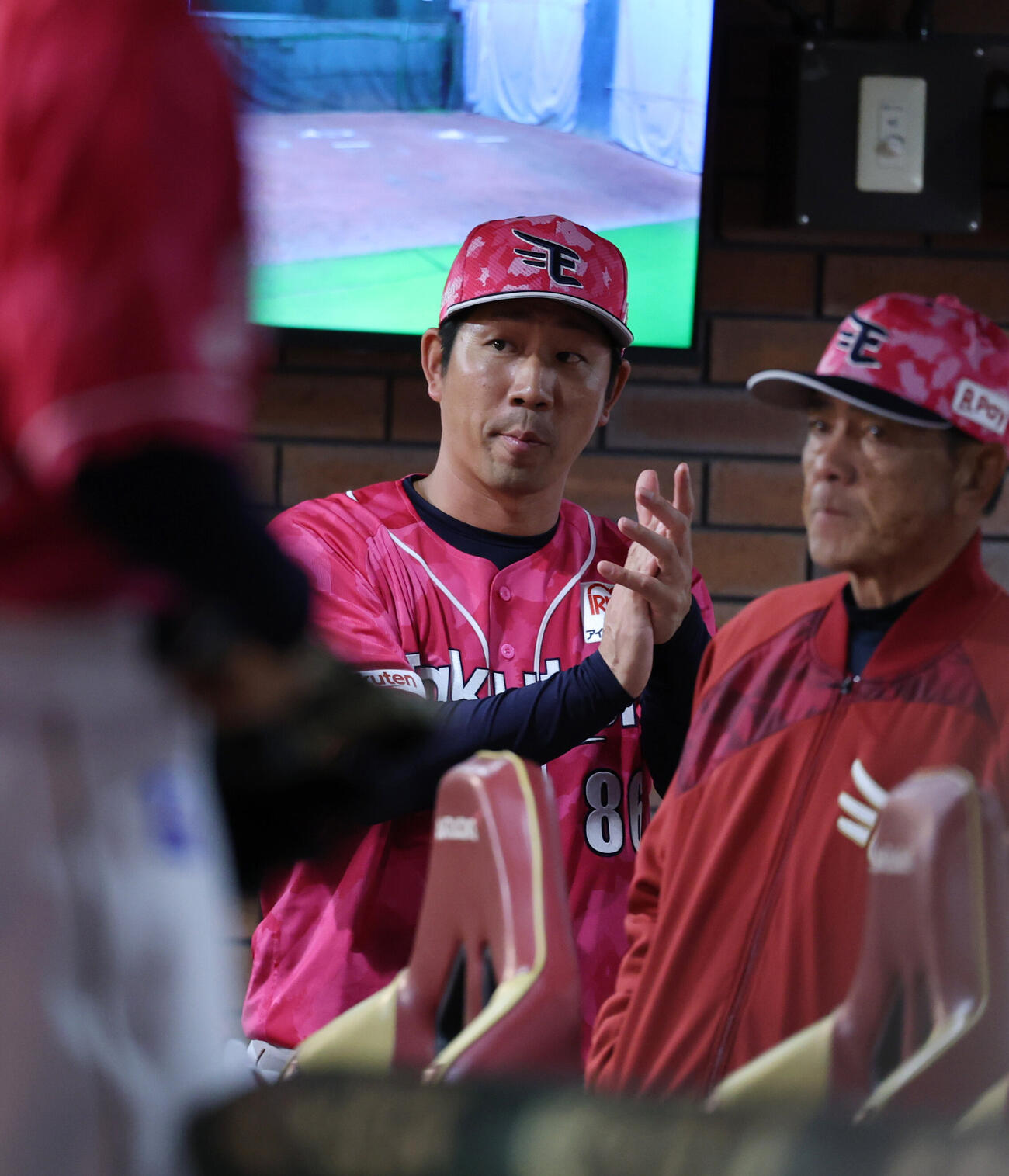 楽天対巨人　8回表を終えナインに声をかける楽天塩川達也監督代行（撮影・増田悦実）