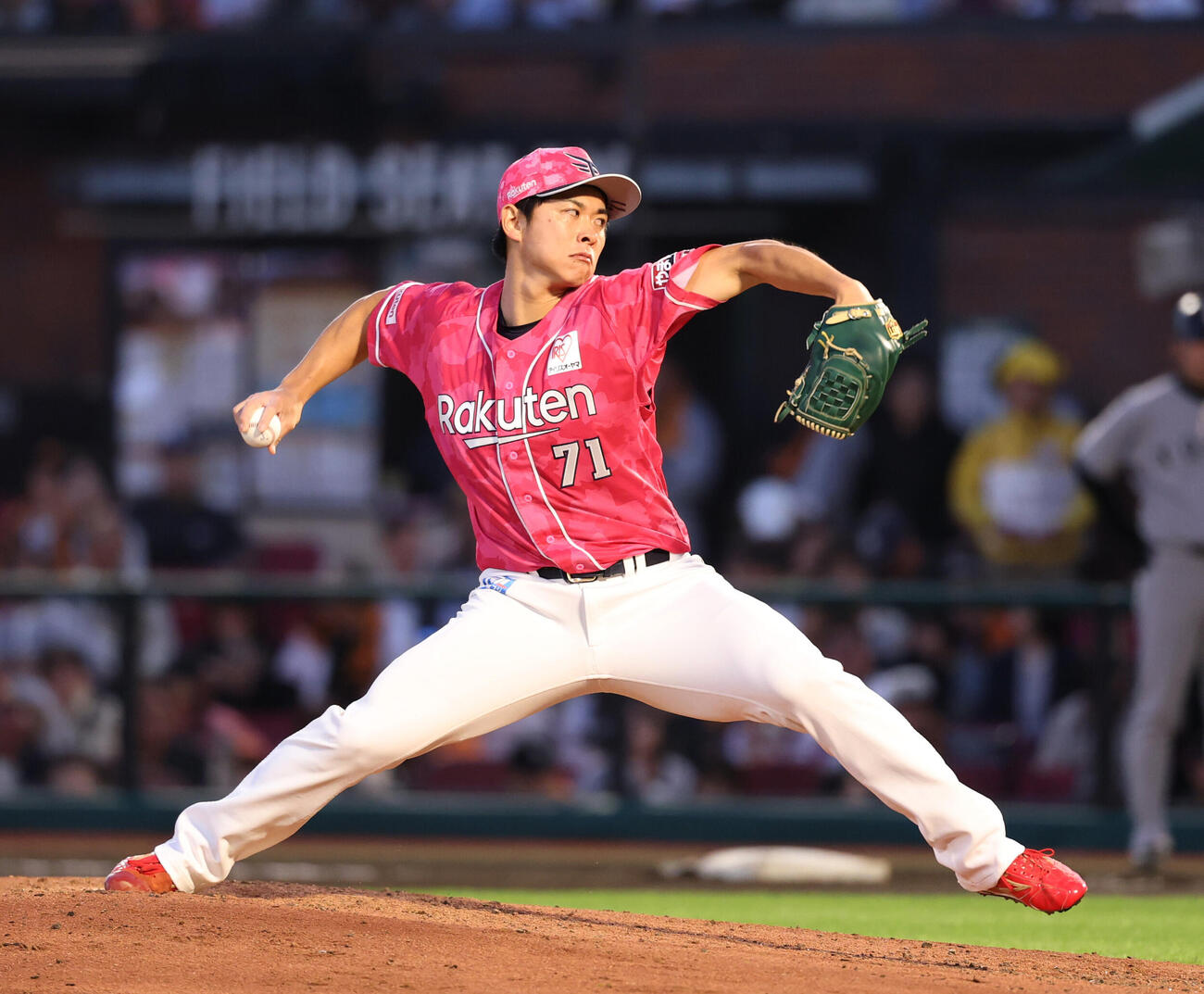 楽天対巨人　楽天3番手で登板し力投する柴田大地（撮影・増田悦実）