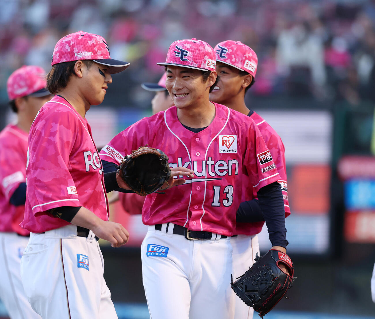楽天対巨人2回表を無失点に抑え笑顔でナインとタッチを交わす藤原聡大（撮影・増田悦実）