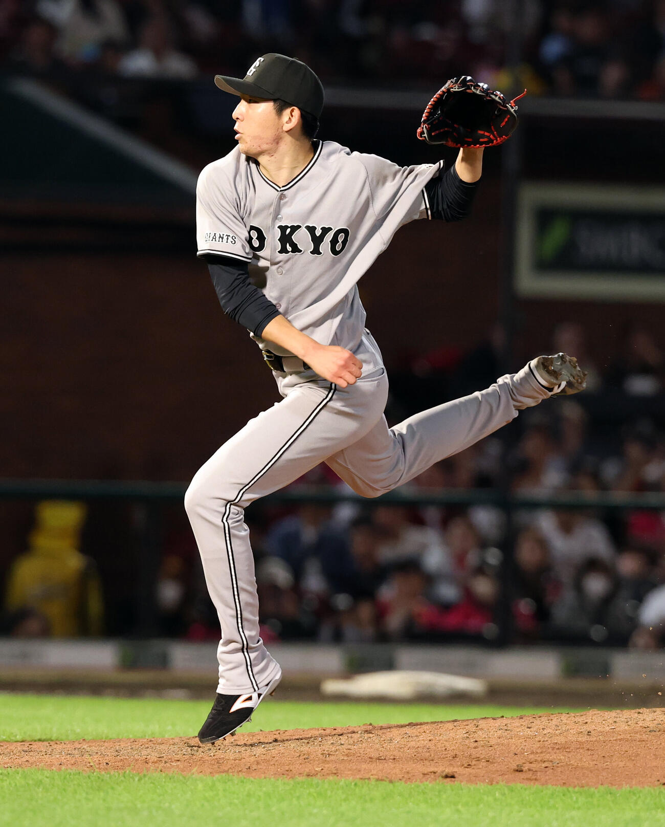 楽天対巨人　跳ねながら力投する巨人戸郷翔征（撮影・浅見桂子）