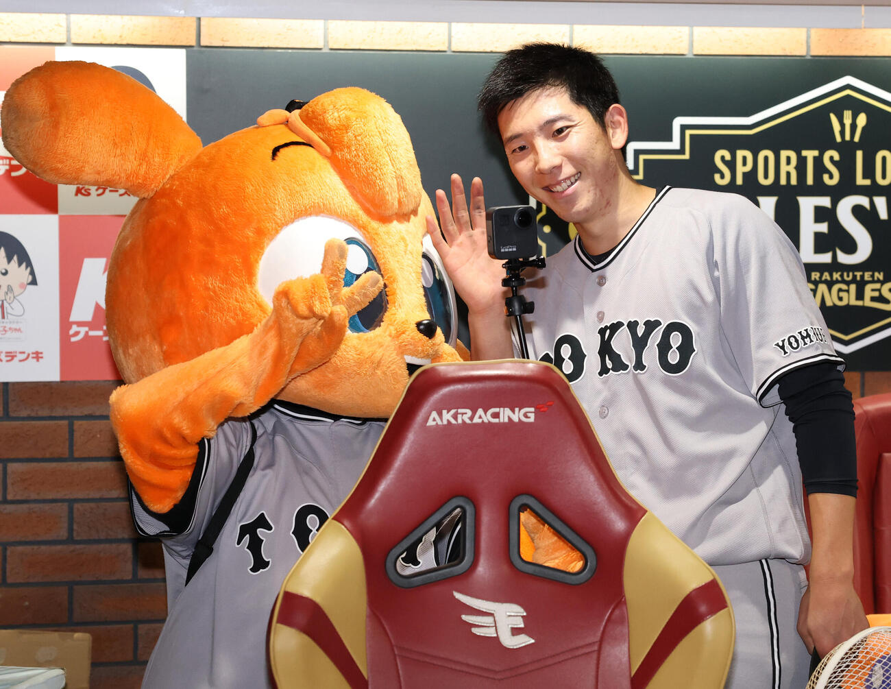 楽天対巨人　完封勝利で3勝目を挙げた巨人戸郷翔征はキッズジャビットと笑顔で記念撮影（撮影・浅見桂子）