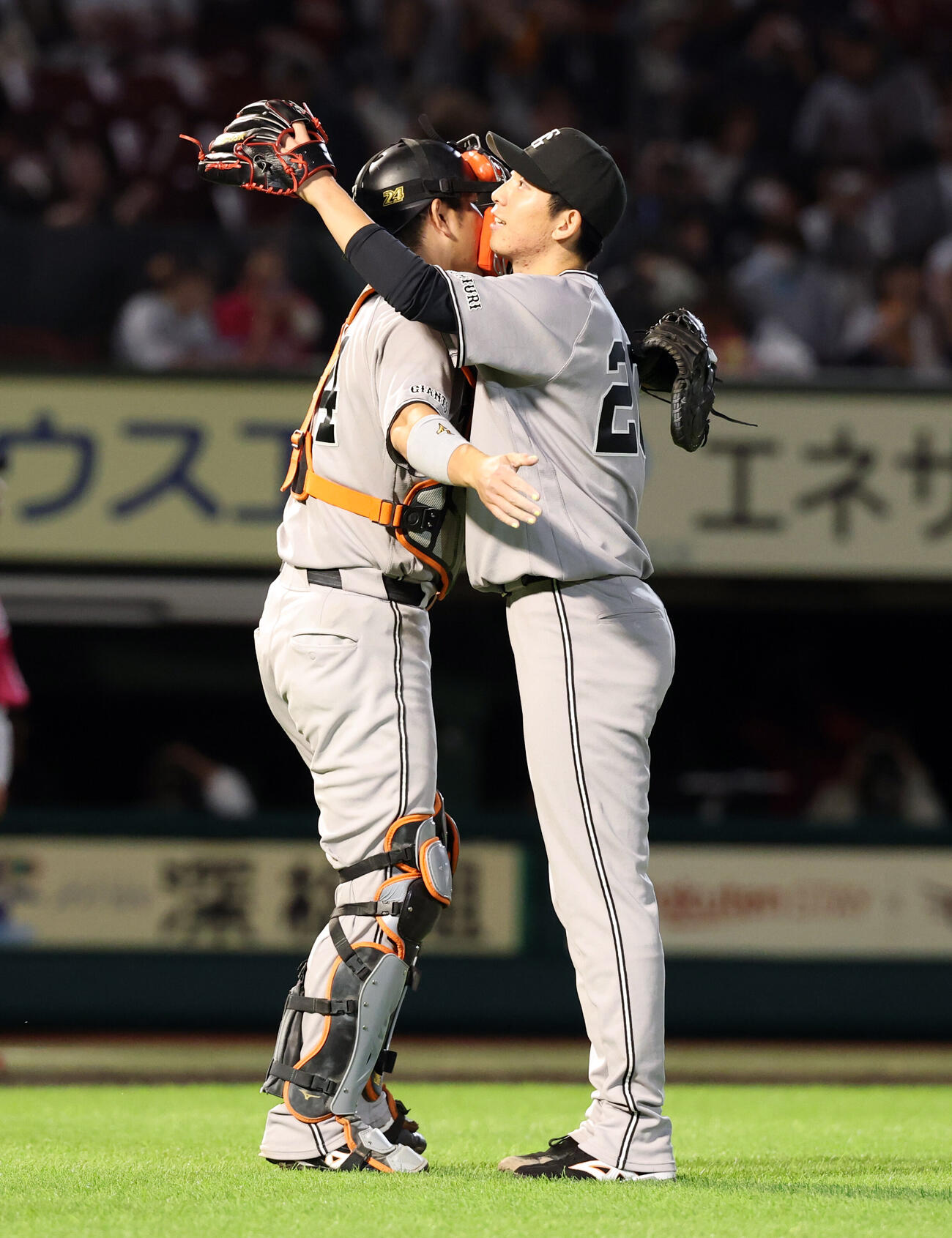 楽天対巨人　完封勝利で3勝目を挙げた巨人戸郷翔征（右）は大城卓三と抱擁する（撮影・浅見桂子）