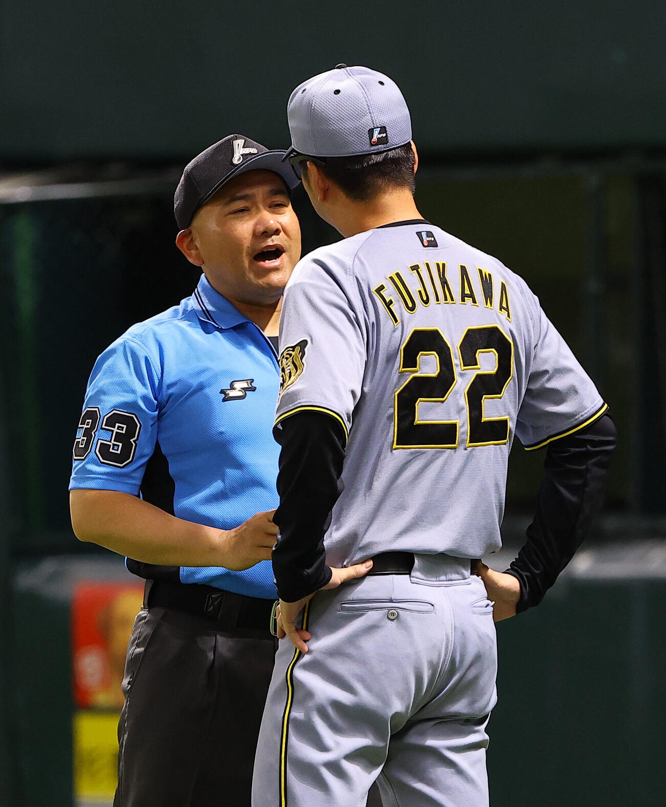 ソフトバンク対阪神　福家塁審（左）に抗議する藤川球児監督（撮影・上田博志）