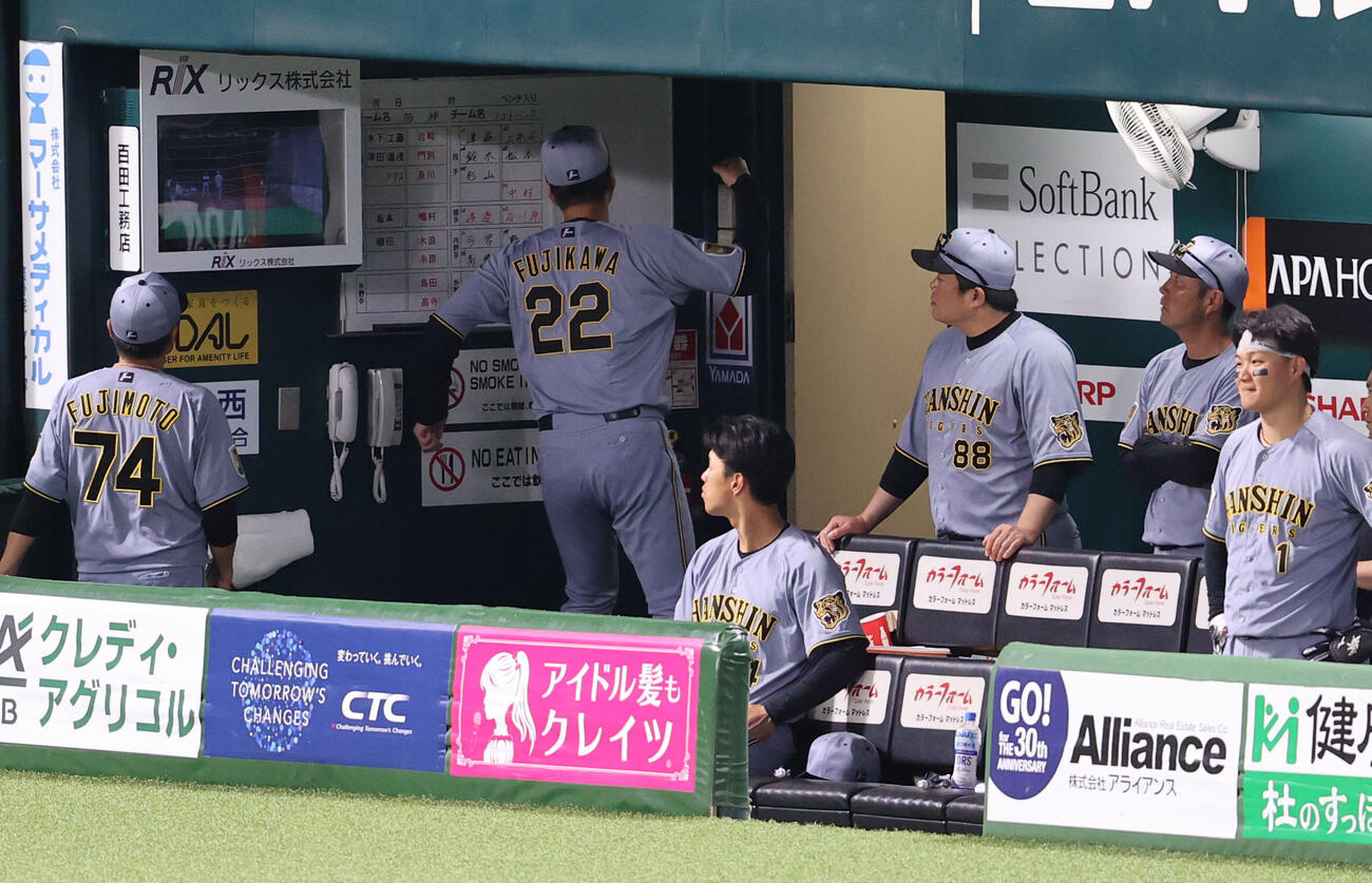 ソフトバンク対阪神　7回のリプレイ検証後、審判に異議申し立てをした藤川球児監督は退場となり、ホワイトボードを殴打してベンチ裏に引き上げる（撮影・梅根麻紀）