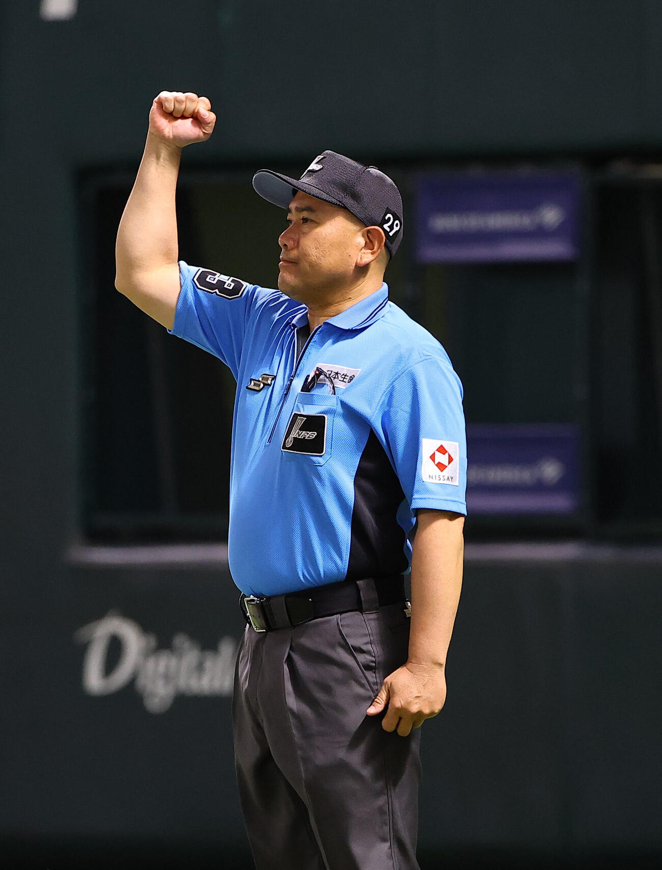 ソフトバンク対阪神　リクエストの判定をアウトとする福家塁審（撮影・上田博志）