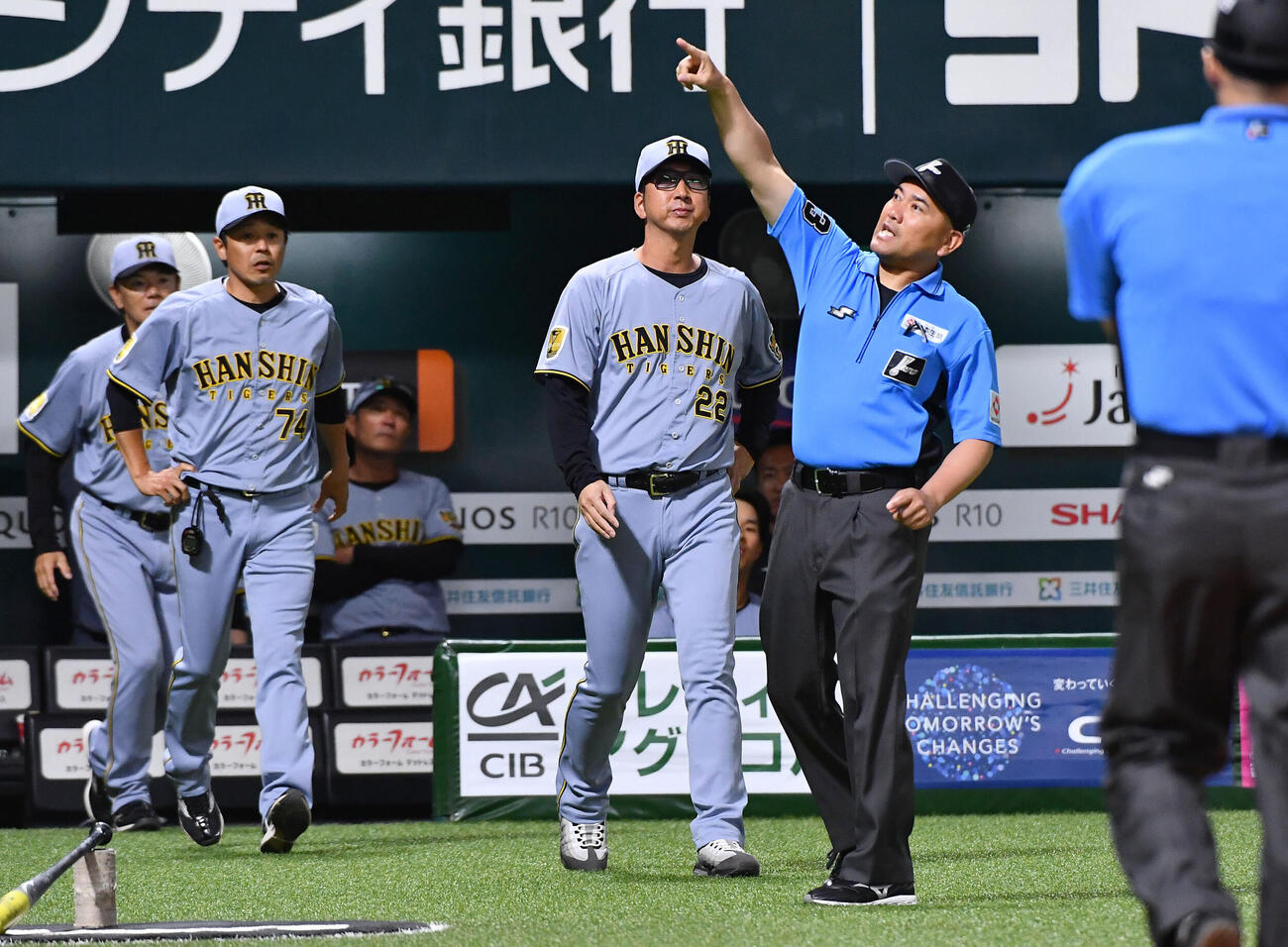 ソフトバンク対阪神　7回表阪神1死一塁、熊谷敬宥の盗塁失敗のリクエストが覆らず、判定に抗議を行ったため退場を宣告される藤川球児監督（撮影・岩下翔太）