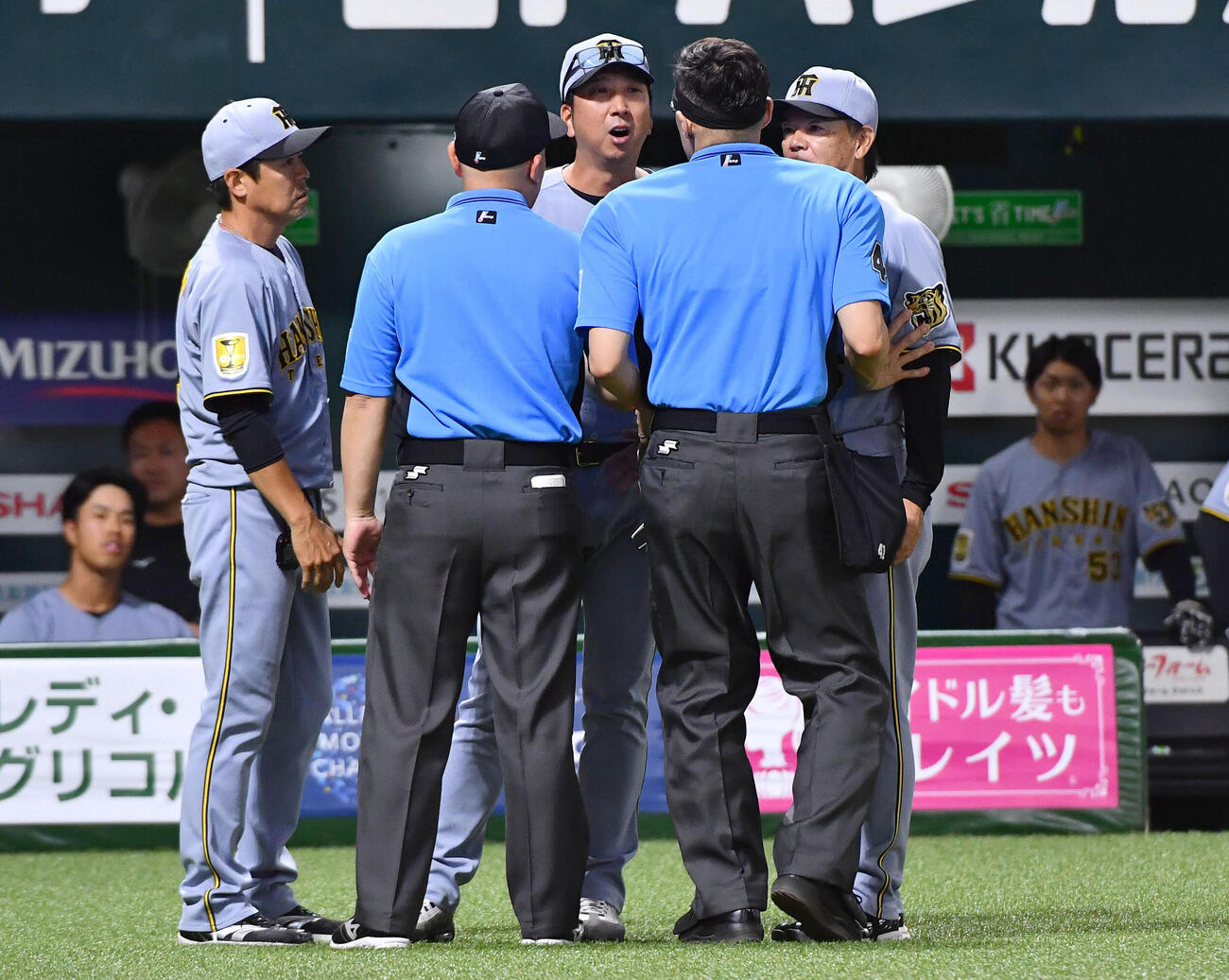 ソフトバンク対阪神　7回表阪神1死一塁、熊谷敬宥の盗塁失敗のリクエストが覆らず、判定に抗議を行う藤川球児監督（撮影・岩下翔太）