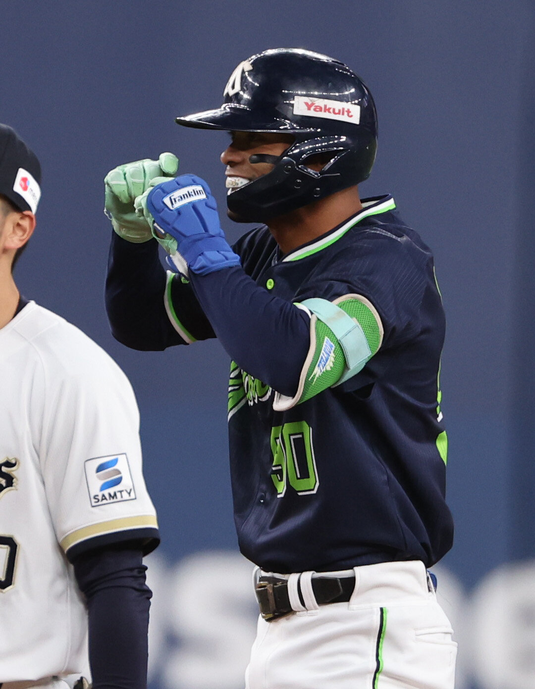 オリックス対ヤクルト　6回表ヤクルト無死一塁、モンテルは適時二塁打を放ちベンチに向かってポーズ（撮影・西尾就之）