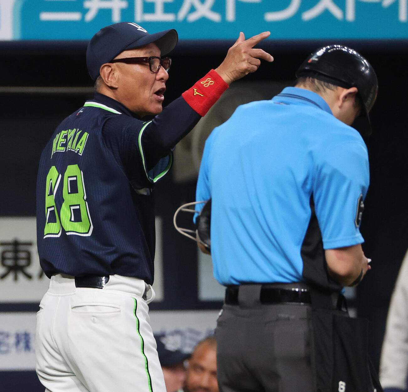 オリックス対ヤクルト　8回の攻撃を終え選手交代を告げたヤクルト池山隆寛監督はベンチに戻る（撮影・西尾就之）